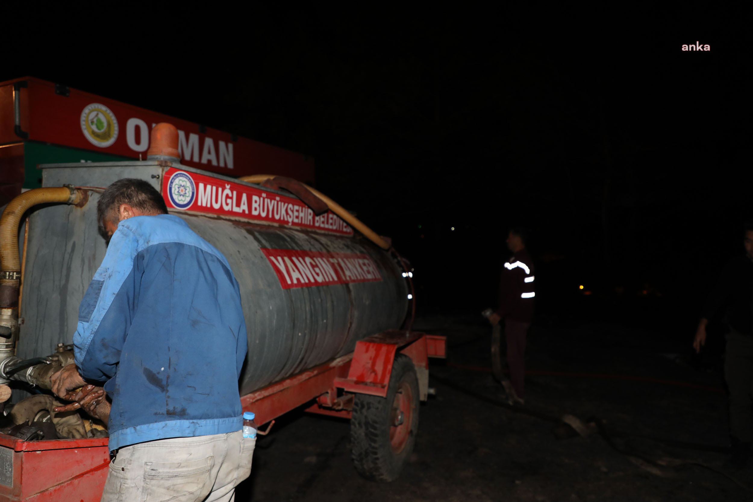 Muğla Büyükşehir Belediyesi'nce mahallelere dağıtılan su tankerleri, yangın söndürme çalışmalarında kullanıldı