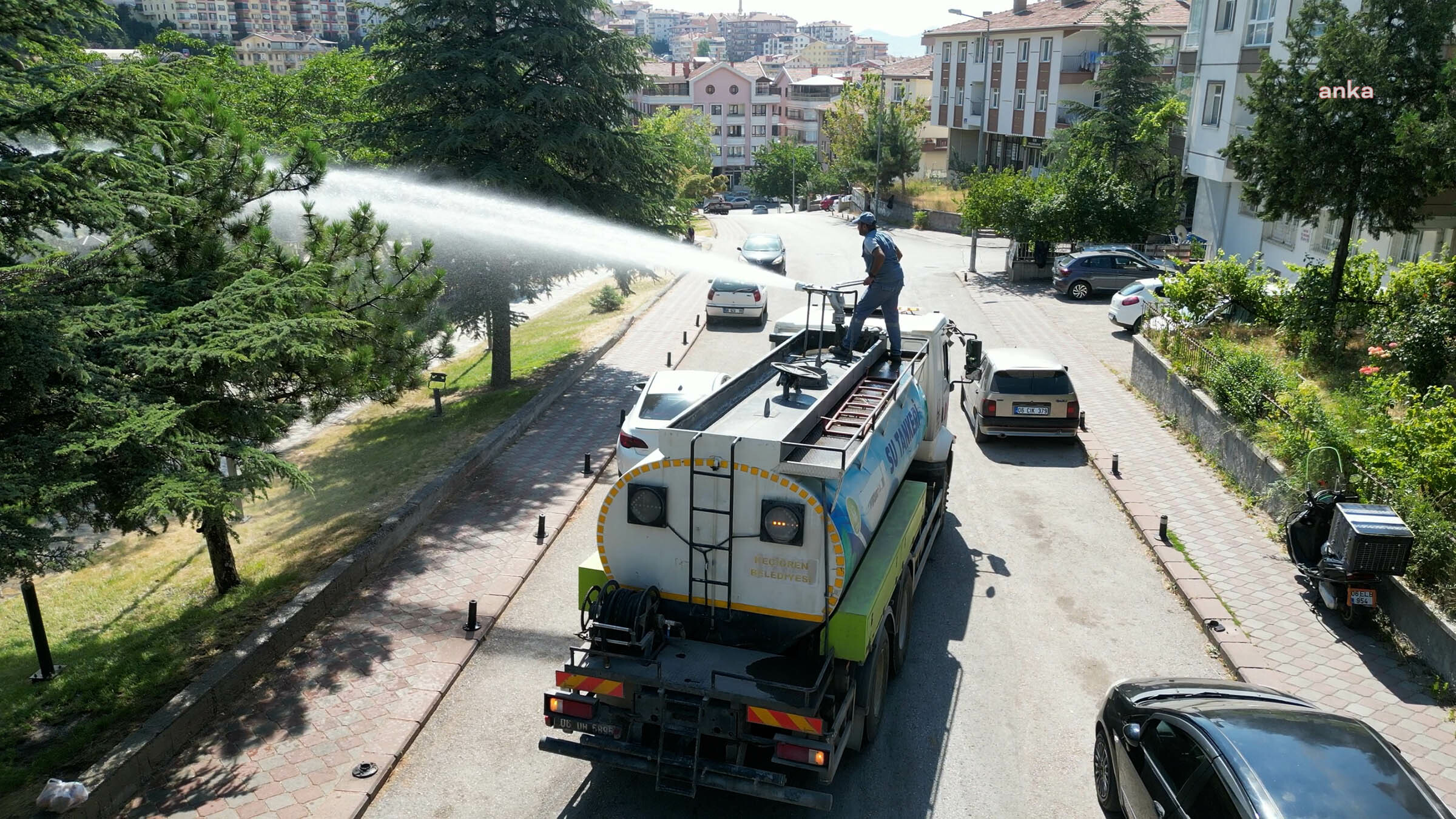 Keçiören Belediyesi, parklarda ve bahçelerde sıvı gübre kullanıyor