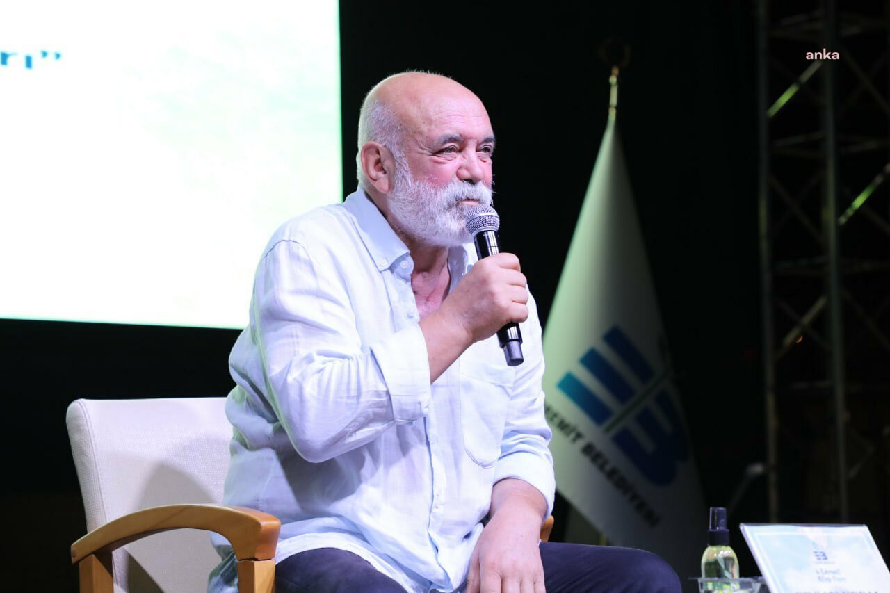 Oyuncu ve yazar Ercan Kesal, Edremit Kitap Fuarı’nda sevenleriyle bir araya geldi