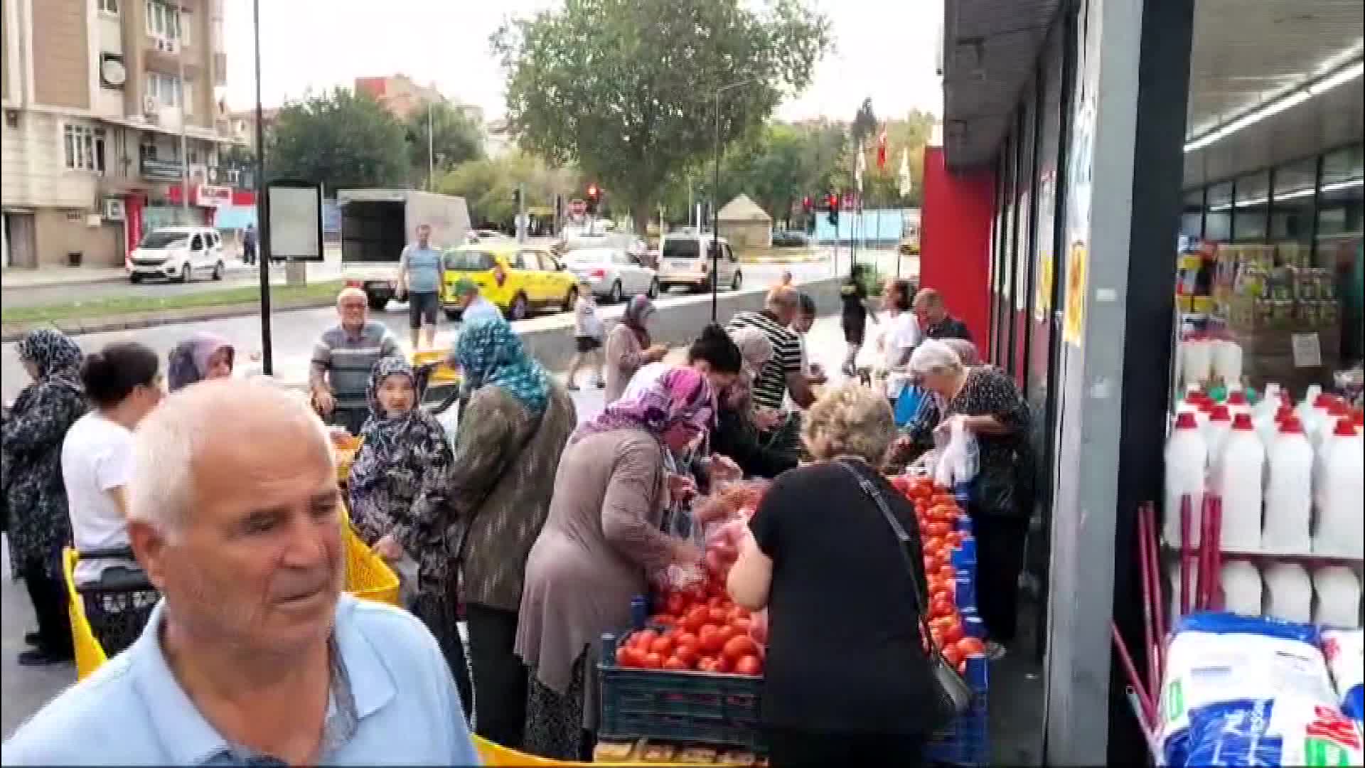 Edirne’de vatandaşlar ucuz domatese akın etti
