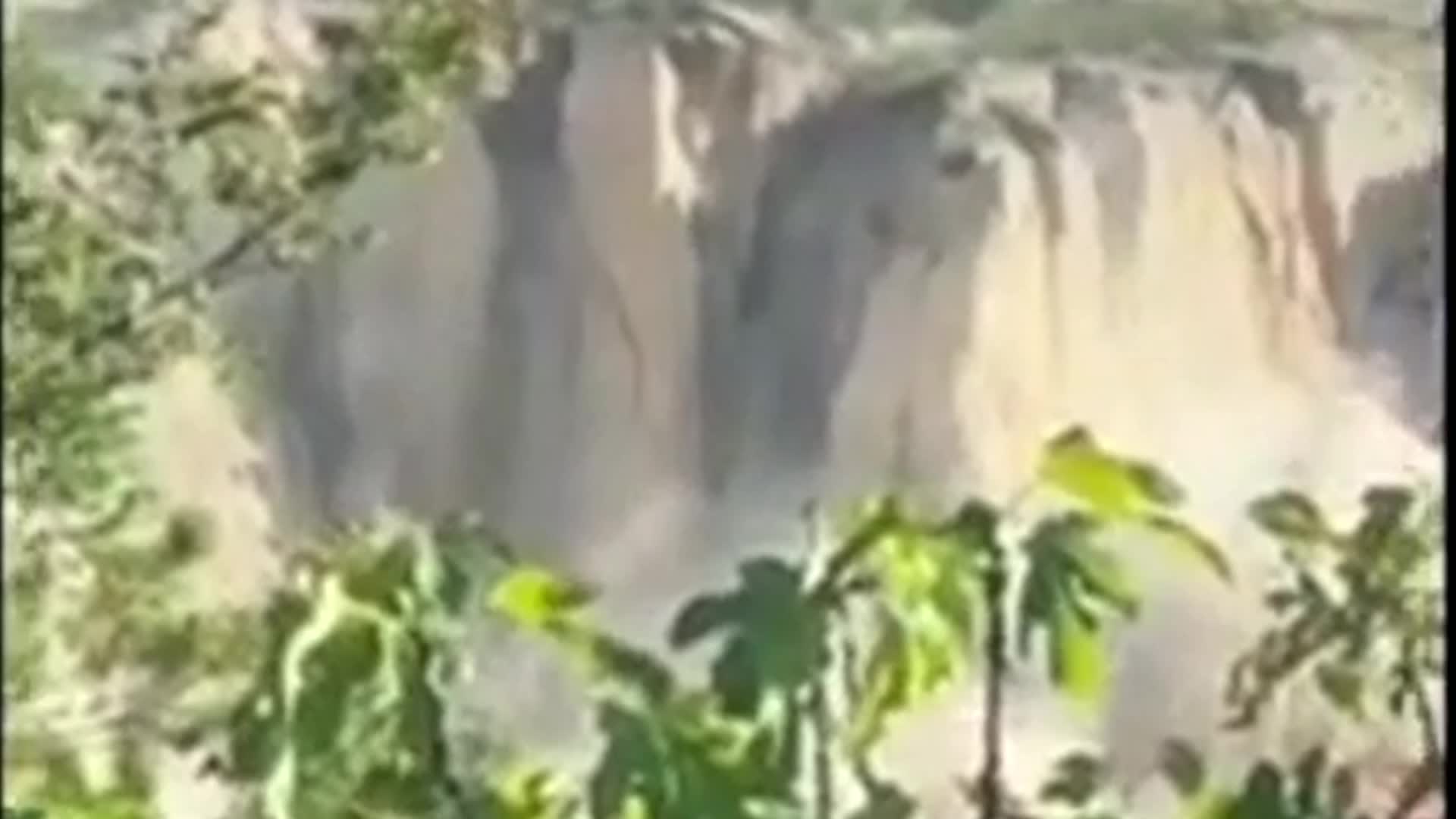 Erzurum'un Uzundere ilçesi Çağlayan Mahallesi sakinleri heyelan riskine çözüm bulunmasını istedi