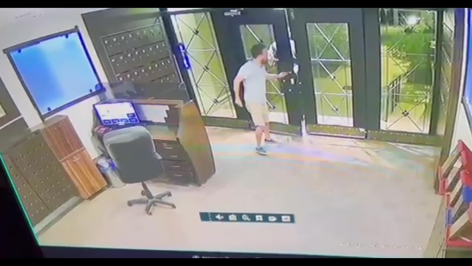 Müzisyen Çınar Ersanlı'yı öldüren iki kişi yakalandı....Cinayet zanlılarının son görüntüsü ortaya çıktı