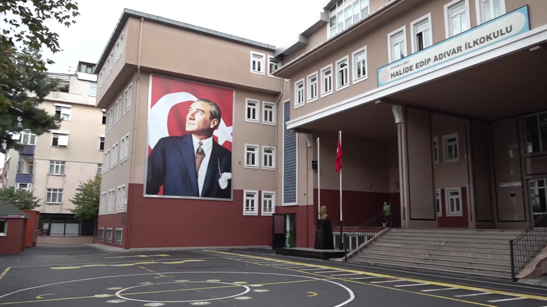 Şişli'de zil çalmadan okullar boyanıyor