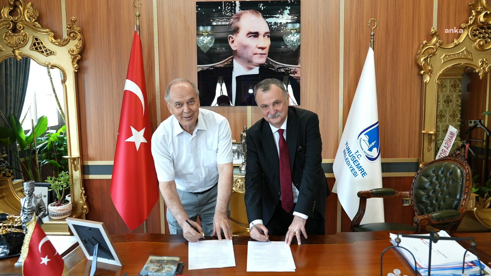 Yunusemre Belediye Başkanı Balaban ile hayırsever İbrahim Gül sosyal donatı projesi için protokol imzaladı