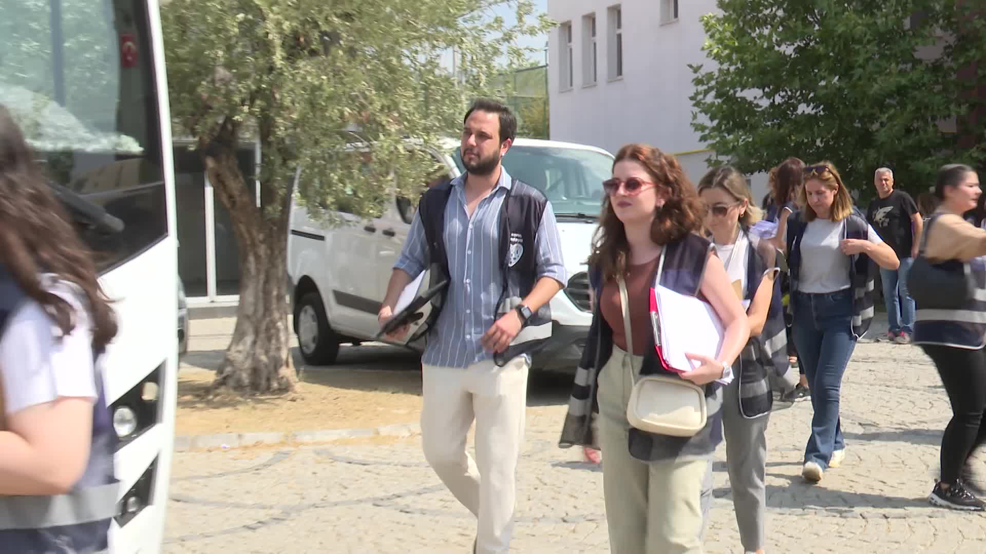 İzmir Büyükşehir Belediyesi ekipleri yangından etkilenen mahallelerde inceleme yaptı