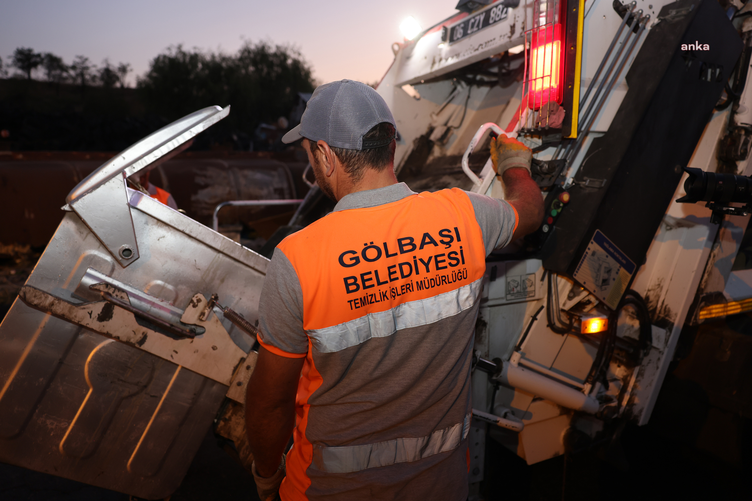 Gölbaşı Belediyesi’nden sanayi bölgesinde kapsamlı temizlik çalışması