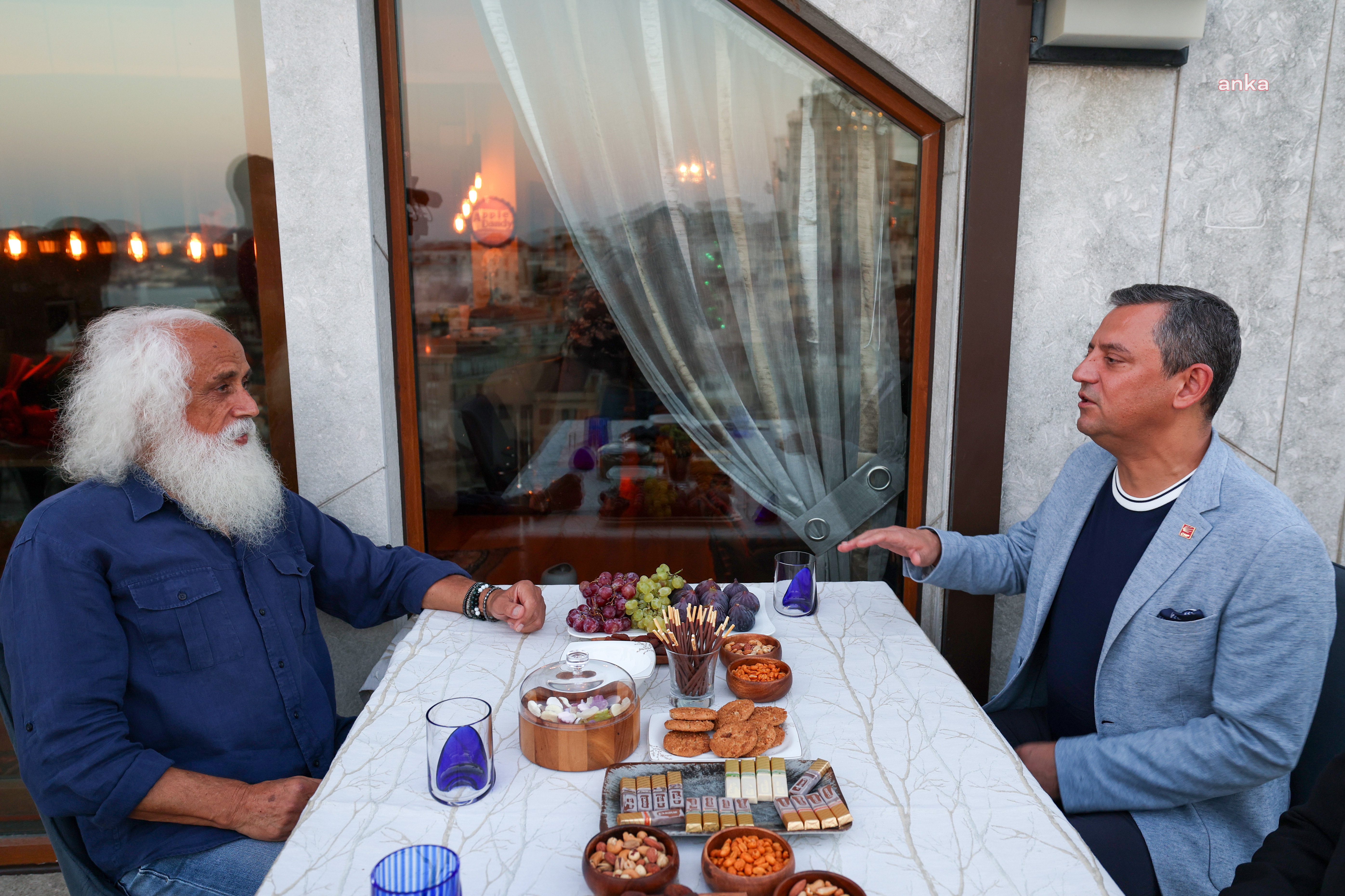 CHP Genel Başkanı Özel, Sanatçı Suavi’yi ziyaret etti.
