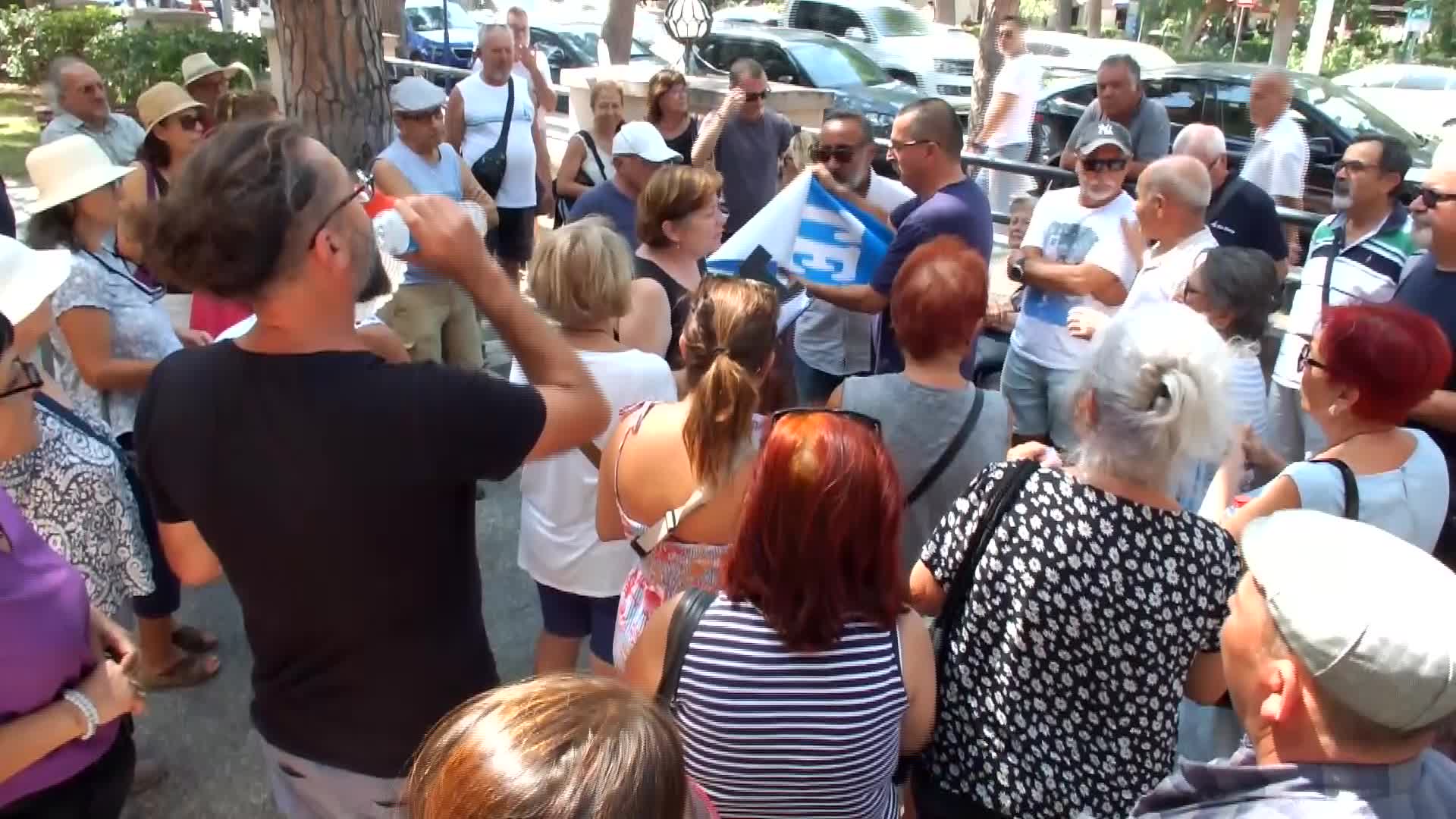 Burhaniye Temiz Su İnisiyatifi'nden su eylemi: "Musluklardan akan suyumuz tuzlu, acı, paslı, ishal ve kusma vakaları artıyor"