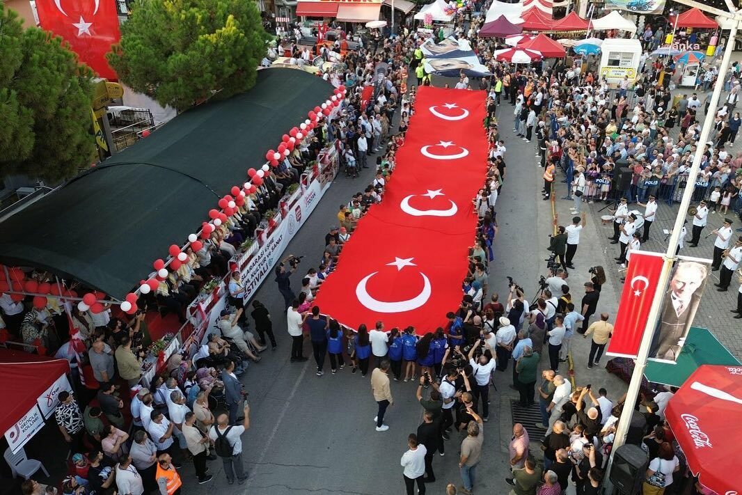 “Eşme 26. Uluslararası Turistik Kilim, Kültür ve Sanat Festivali”, düzenlenen törenle başladı