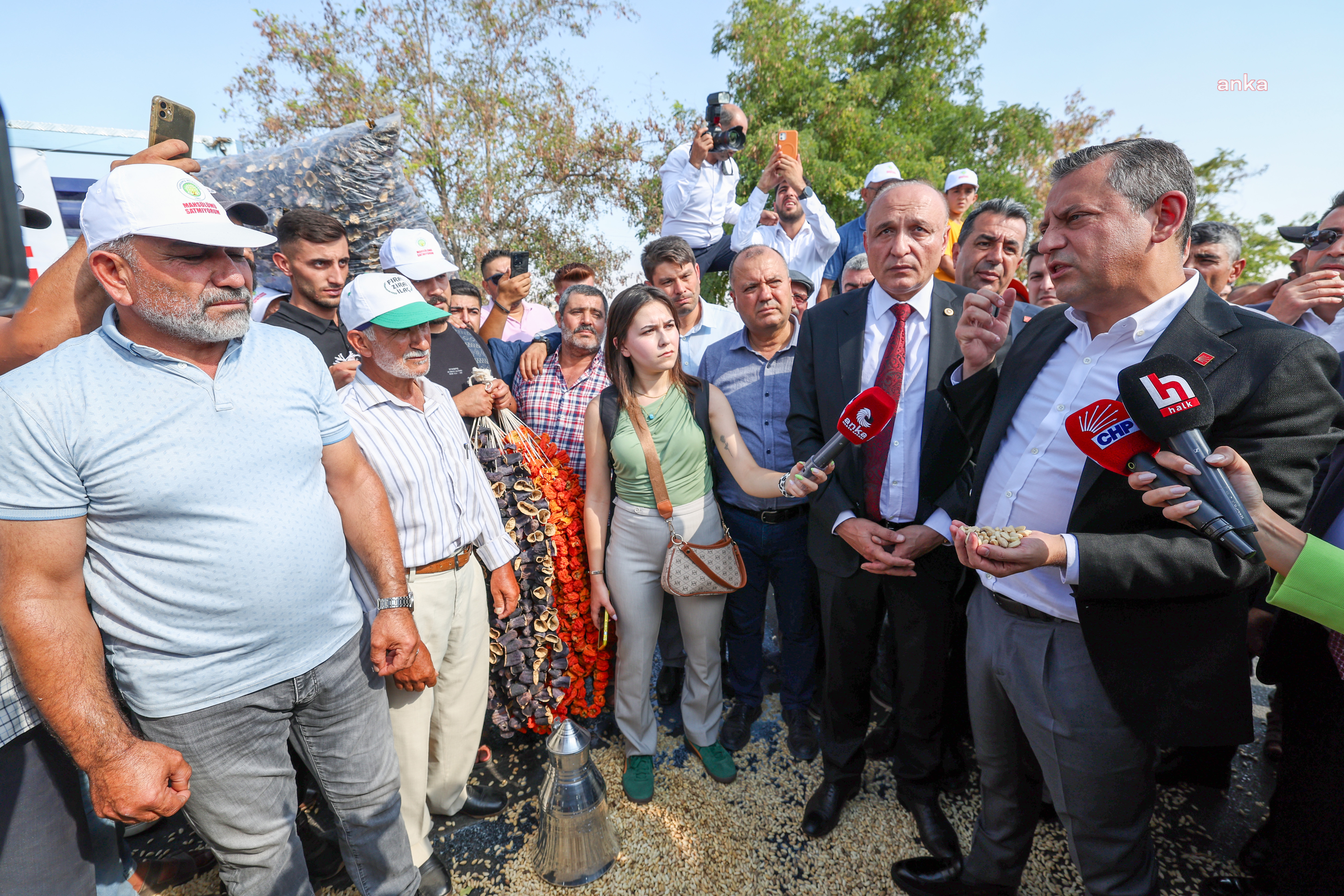 CHP lideri Özel, Gaziantep'te yolunu kesen fıstık üreticilerinin derdini dinledi: "Bunlardan sağduyu bekleme, sen bizden 'sol duyu' bekle. Sana sosyal demokratlar sahip çıkacak"