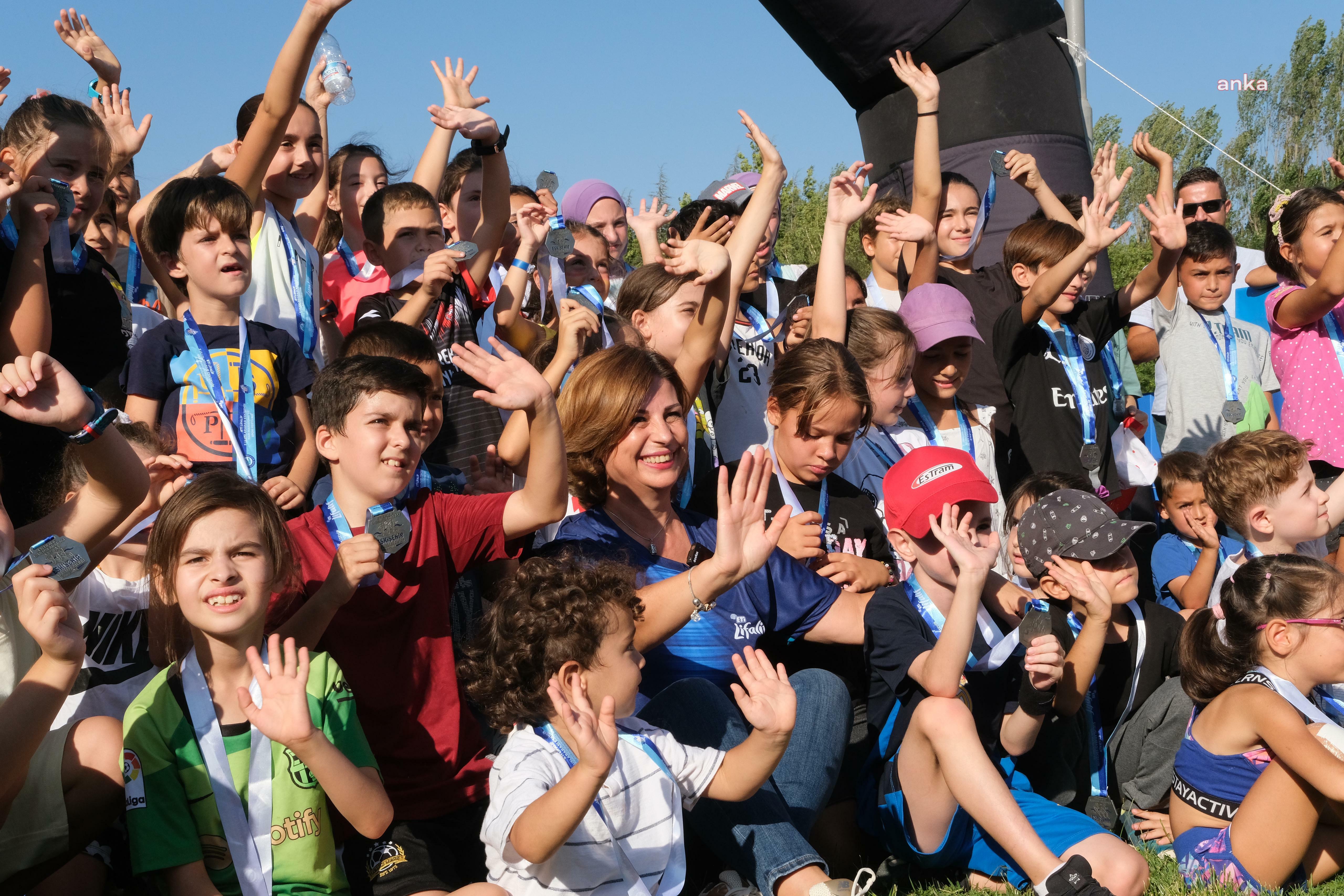 Eskişehir'deki Uluslararası Yarı Maraton, renkli görüntülere sahne oldu