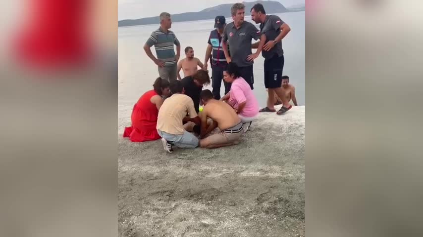 Salda Gölü’ne giren 18 yaşındaki genç boğularak hayatını kaybetti