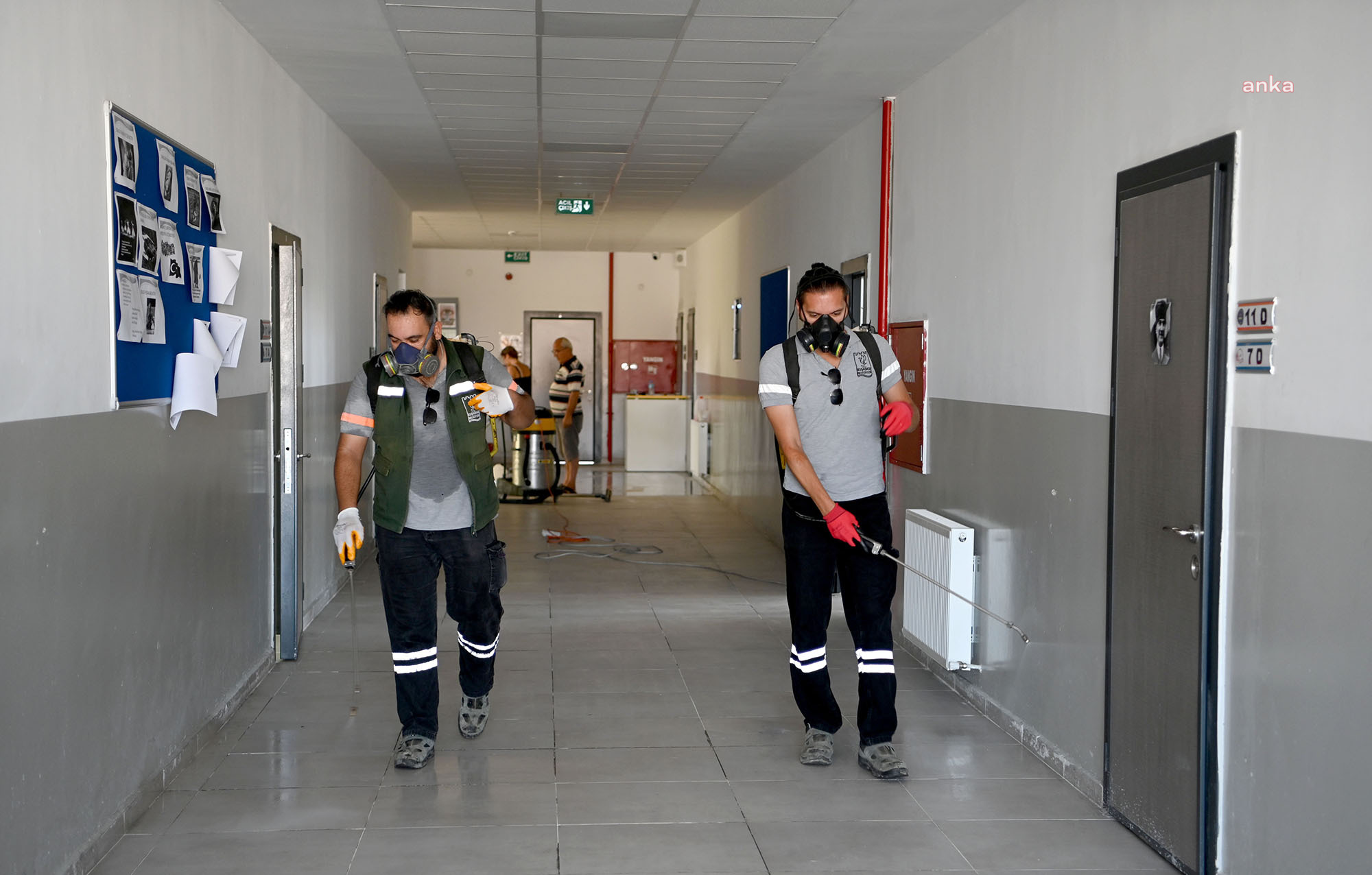 Kuşadası Belediyesi'nden yeni eğitim öğretim dönemi öncesinde okullarda ilaçlama çalışması
