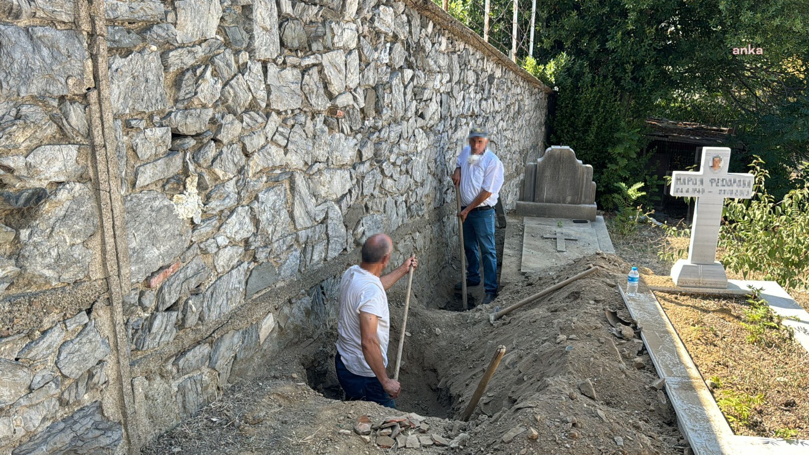 Rum Ortodoks Mezarlığı’nda kaçak kazı yapan 4 kişi gözaltına alındı