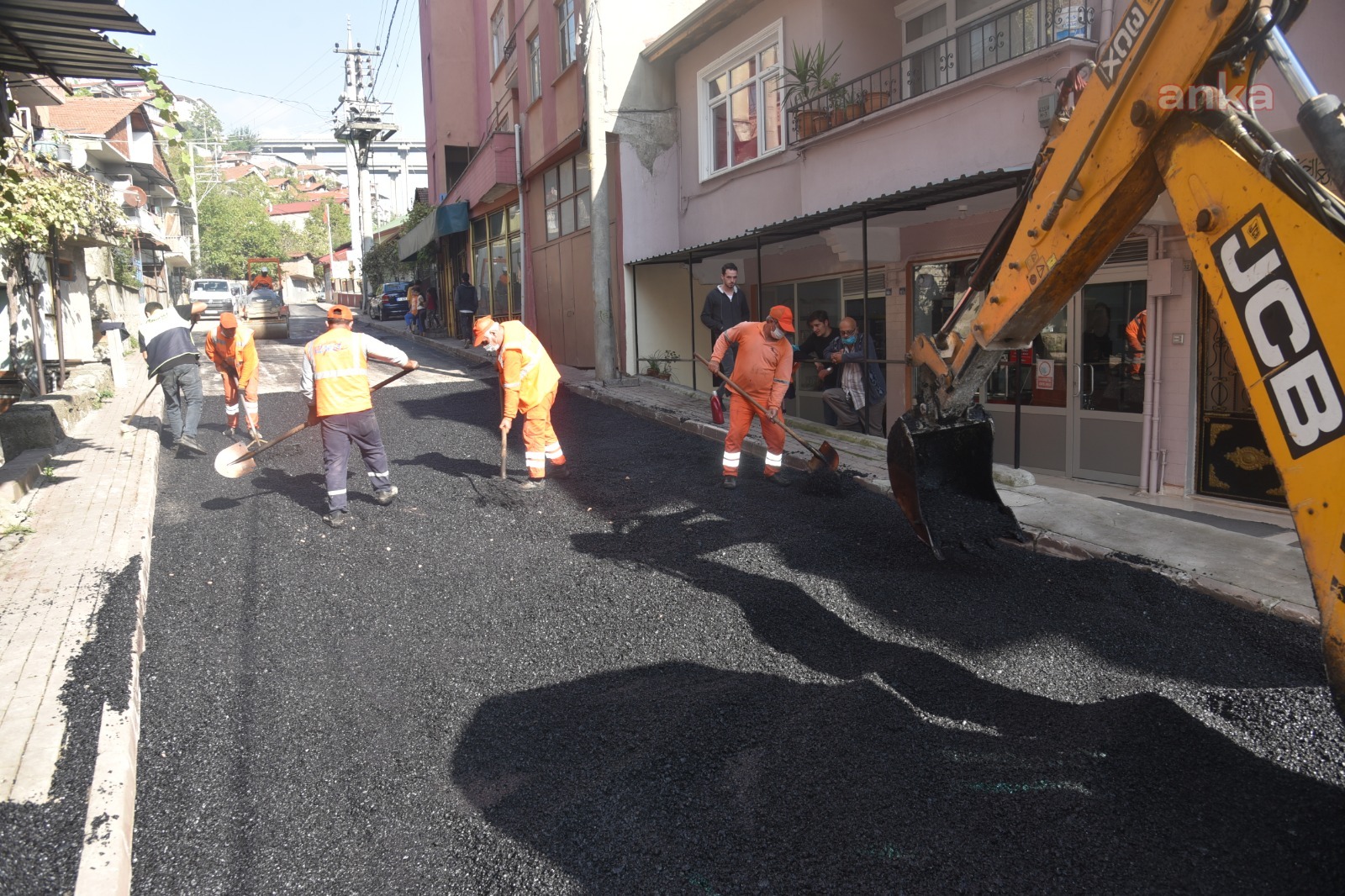 İZMİT BELEDİYESİ, SERDAR MAHALLESİ'NİN YOLLARINI YENİLİYOR