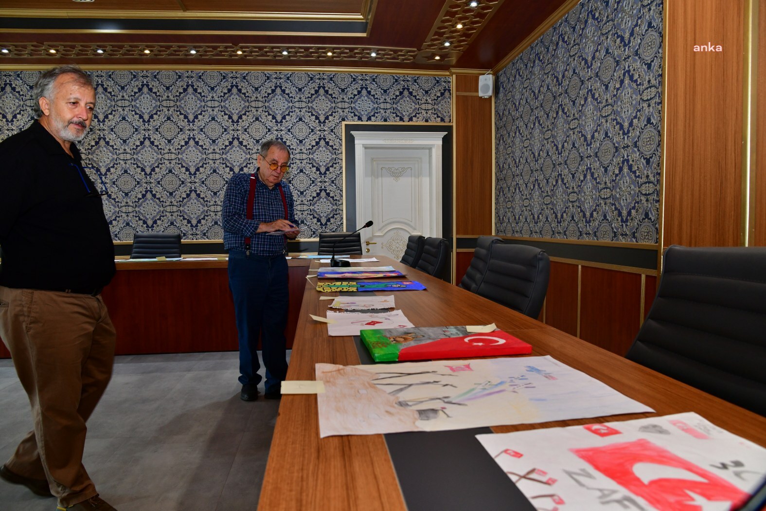 Yunusemre Belediyesi resim kursuna katılan öğrenciler 30 Ağustos Zafer Bayramı'nı resmetti
