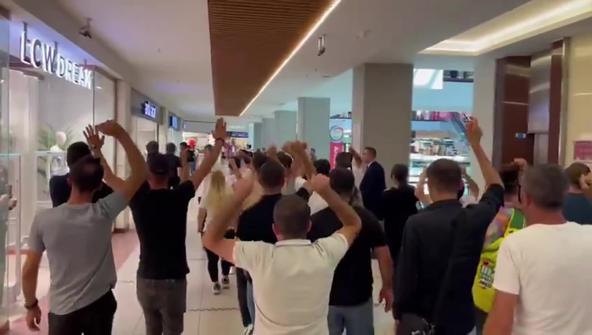 CarrefourSA deposundaki eylem 15'inci gününde... İşçiler protestoyu Zeytinburnu'ndaki AVM'ye taşıdı: 6 kişi gözaltına alındı