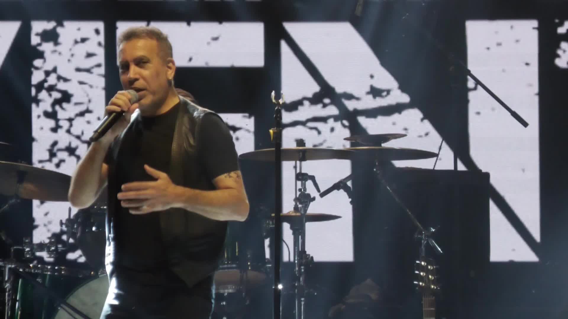 Haluk Levent sahneye Polonez işçileriyle çıktı