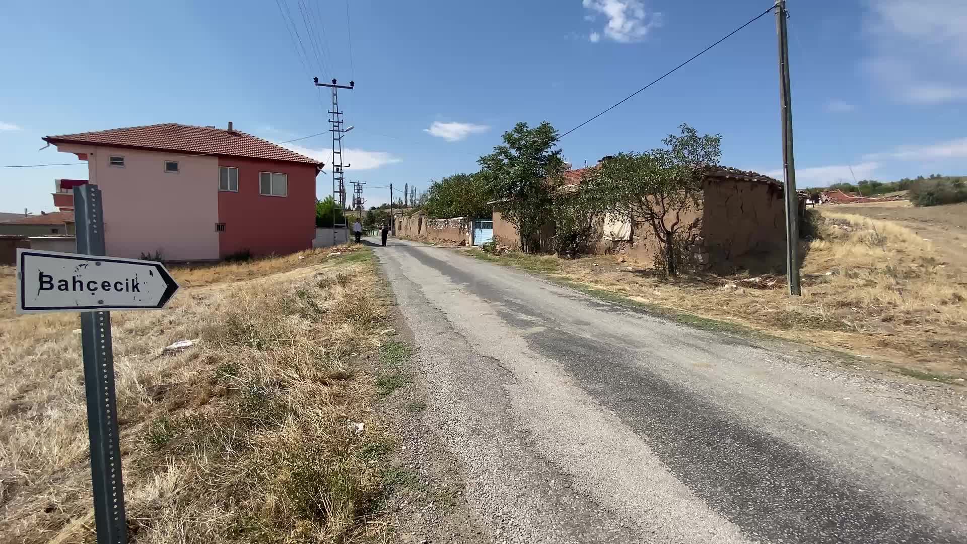 Yozgat’ta evlerinin duvarları çatlayan köylüler korku içinde yaşıyor
