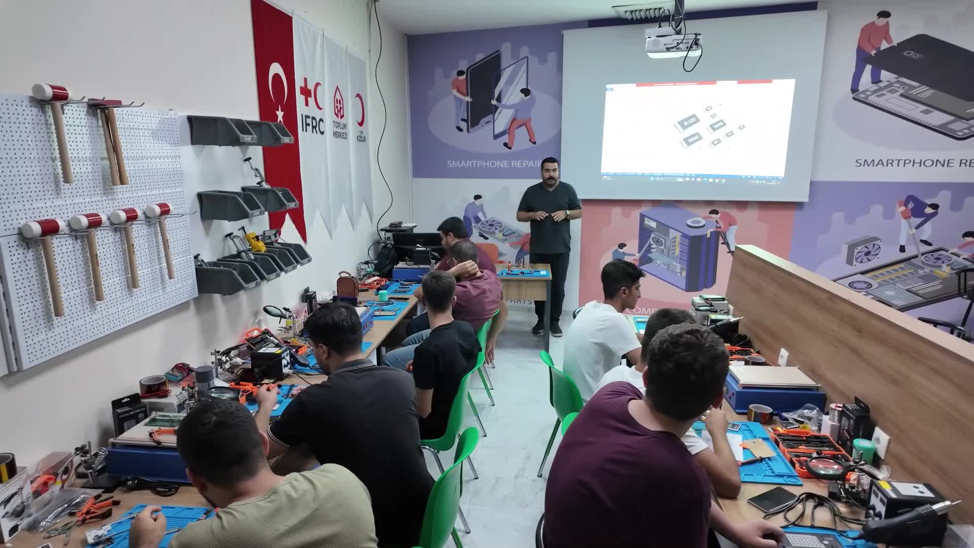 Şanlıurfa'da dezavantajlı gençlere yönelik 'Cep Telefonu Tamirciliği Projesi' başladı