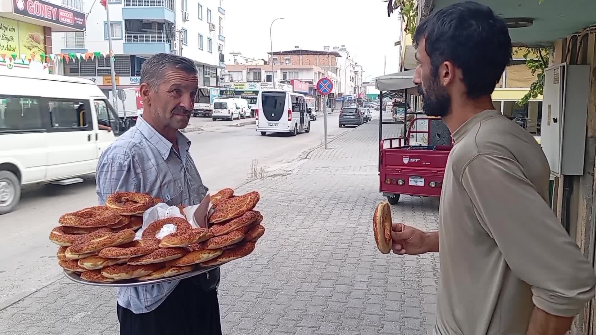 Simitçi: "İki emekli bir simit alıyor, bölüşüp yiyorlar"