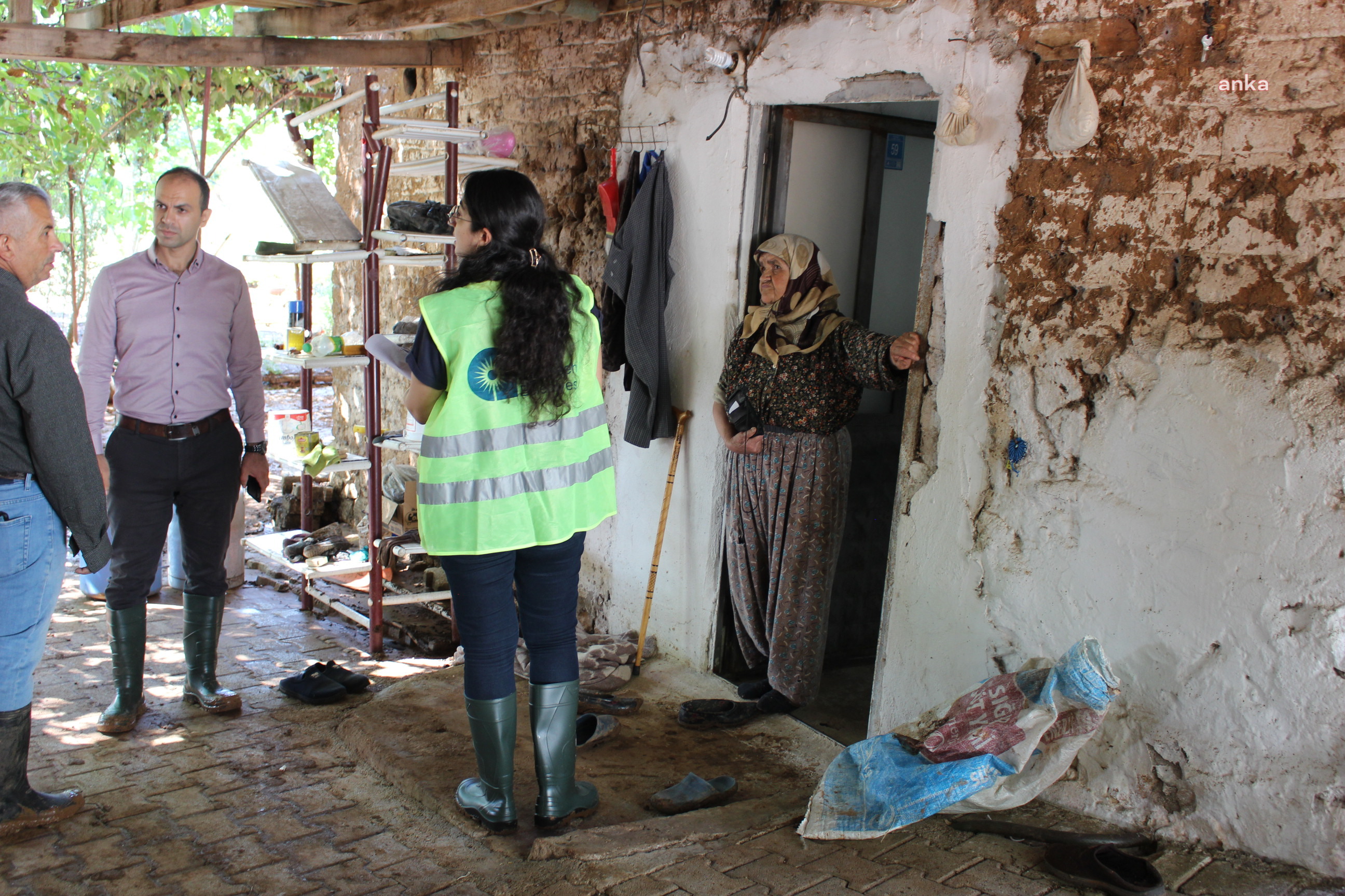Antalya Büyükşehir Belediyesi,Yuva Mahallesi'nde selden etkilenen vatandaşları yalnız bırakmadı