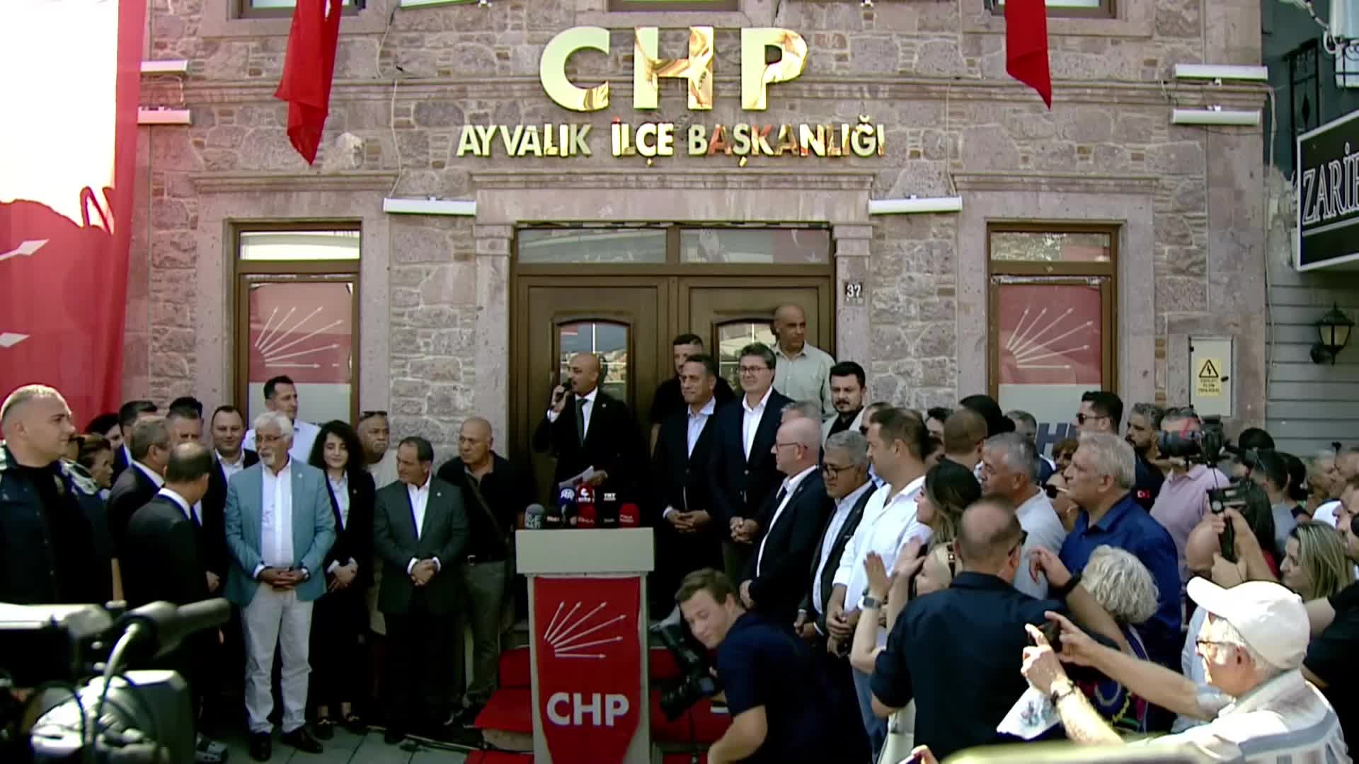 Özgür Özel, Dilruba Kayserilioğlu ve Dilara Çiçek'i CHP'nin kuruluş yıl dönümü törenlerine davet etti: "CHP kutuplaşmanın değil, kucaklaşmanın partisidir"