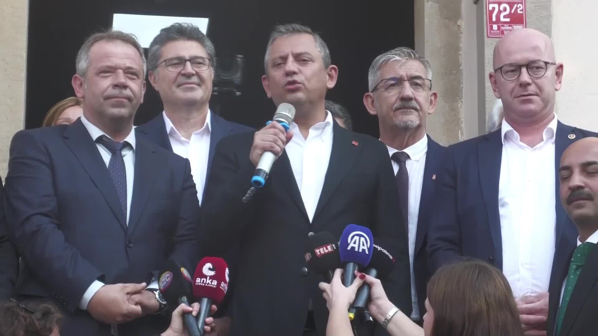 Özgür Özel: "CHP'de bir tartışma yok. Belediye başkanlarımızla etle tırnak gibiyiz"
