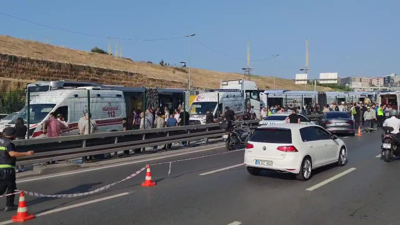 Sefaköy'de metrobüs kazası: 20 yaralı