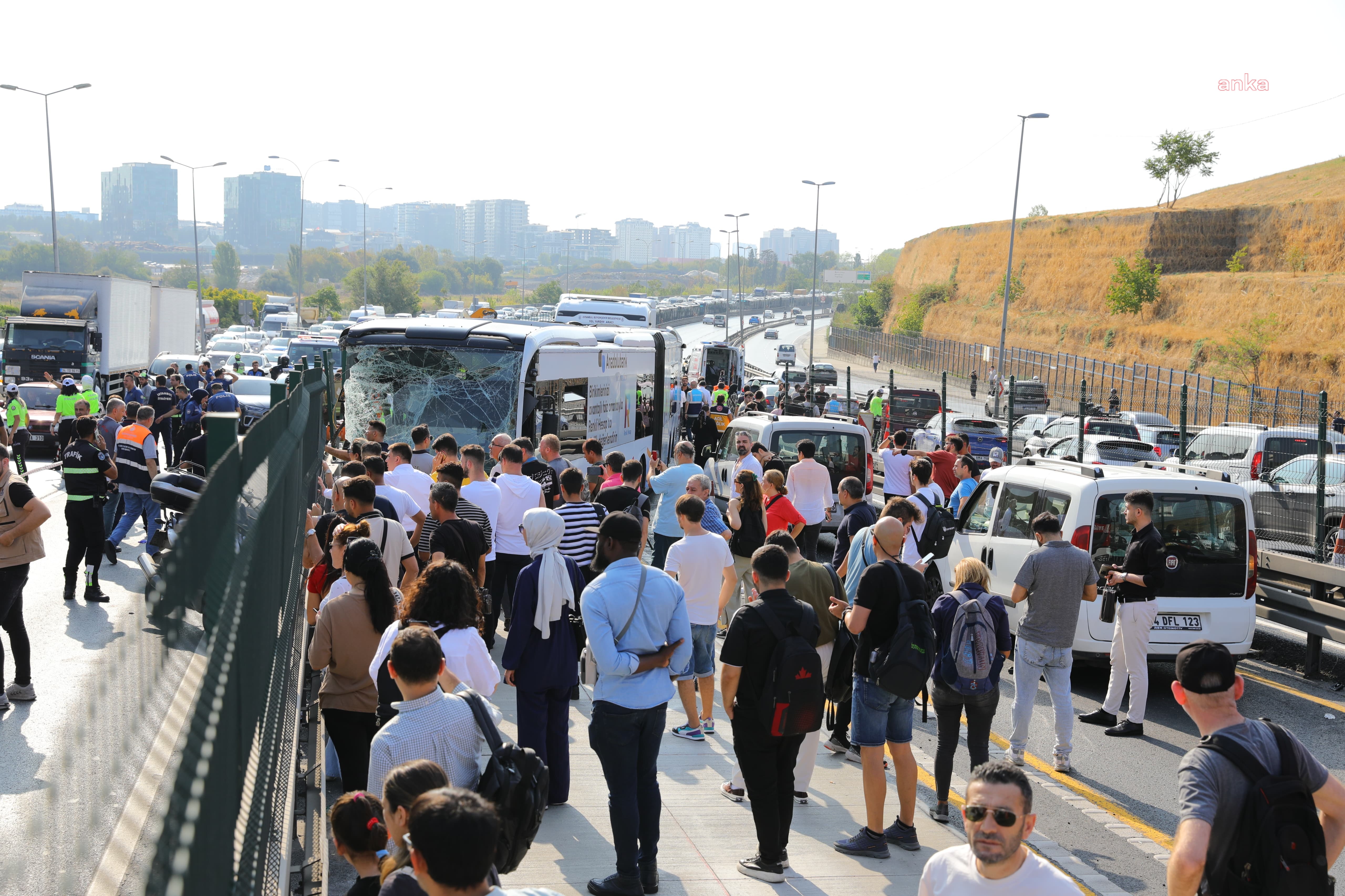 İstanbul Valiliği: Metrobüs kazasında 1 kişi öldü, 2'si ağır 38 kişi yaralandı