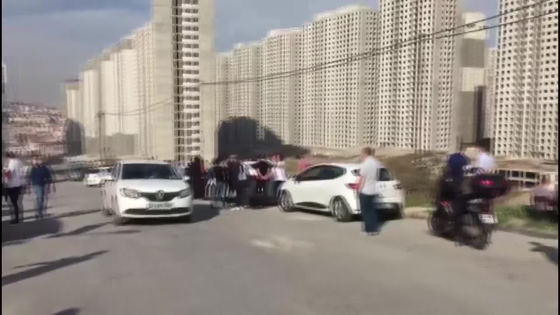 EVLERİNİ TESLİM ALAMAYAN YEŞİL İNŞAAT MAĞDURLARI EYLEM YAPTI