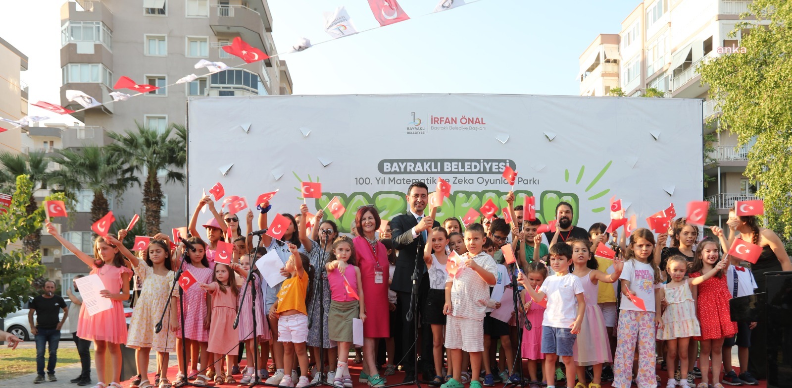 Bayraklı Belediyesi'nin yaz okulları, öğrencilerin gösterileriyle sona erdi