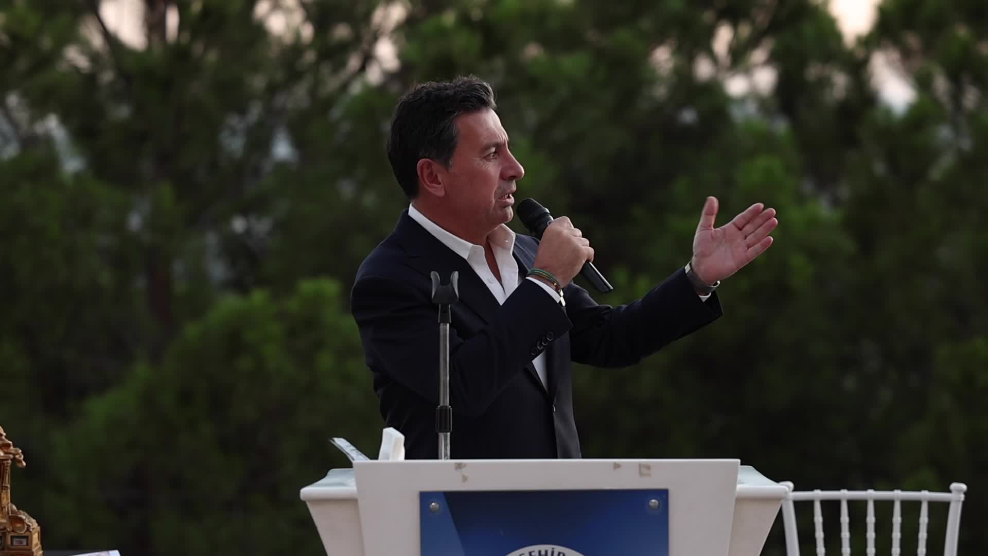 Bodrum’da sokak hayvanları yararına müzayede… Muğla Büyükşehir Belediye Başkanı Aras: “Dünyada yaşayan bütün varlıklara eşit bakıyoruz”