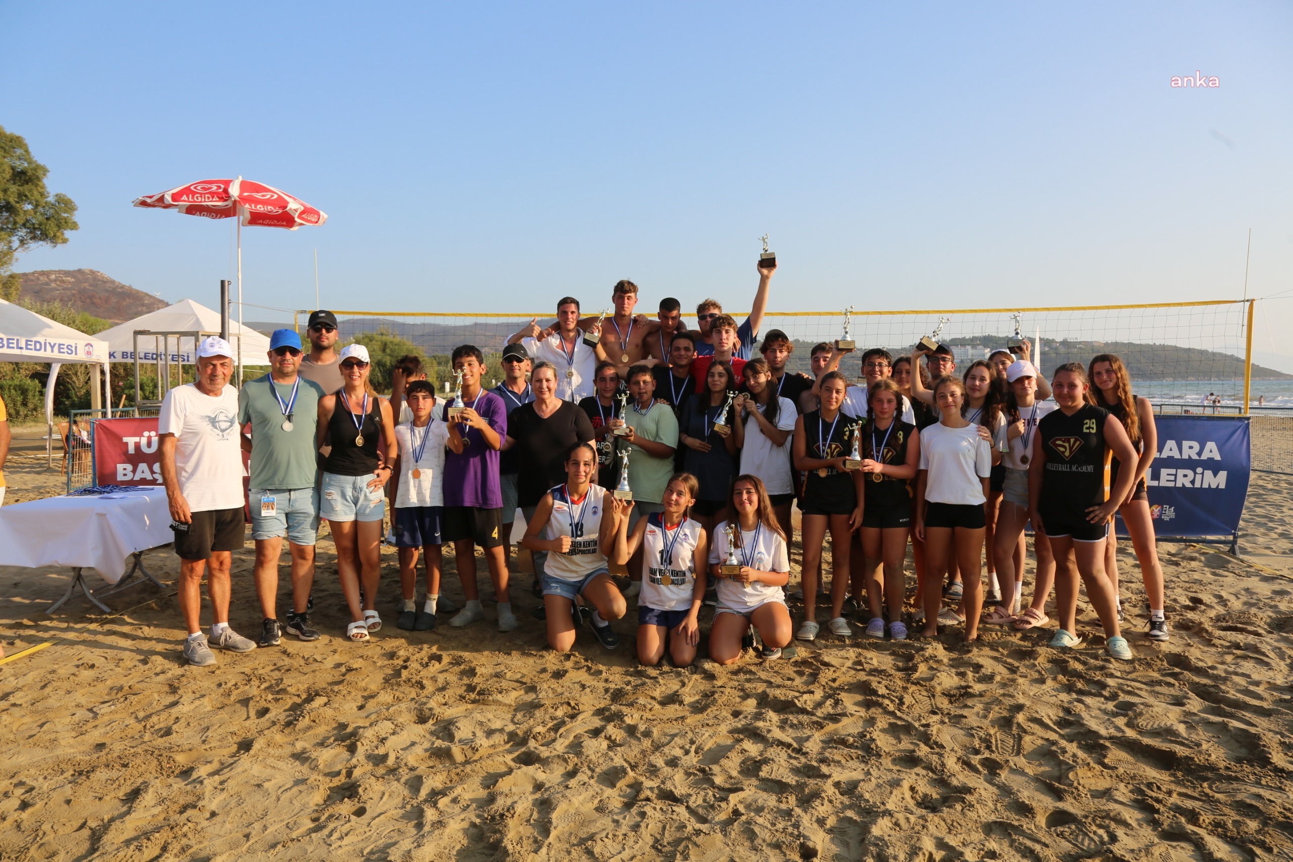 Zafer Turnuvası Plaj Voleybolu’nda gençler hem eğlendi hem yarıştı