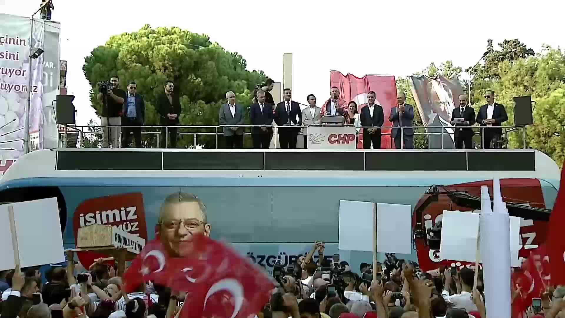 CHP Genel Başkanı Özel, Manisa'da Çiftçi Mitingi'nde konuştu: Ne yaparsa yapsın onun suni gündemine değil, sizin sorunlarınızı dile getirmeye sadık kalacağım