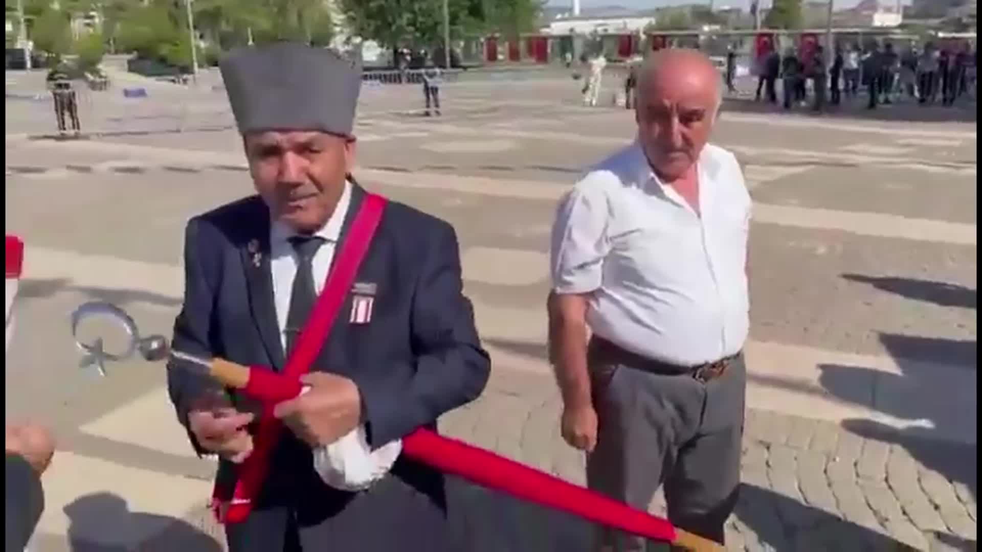 Gaziantep'te 30 Ağustos törenine "Haniye" gölgesi... Gaziler töreni terk etti, alana asılan Haniye posteri indirildi