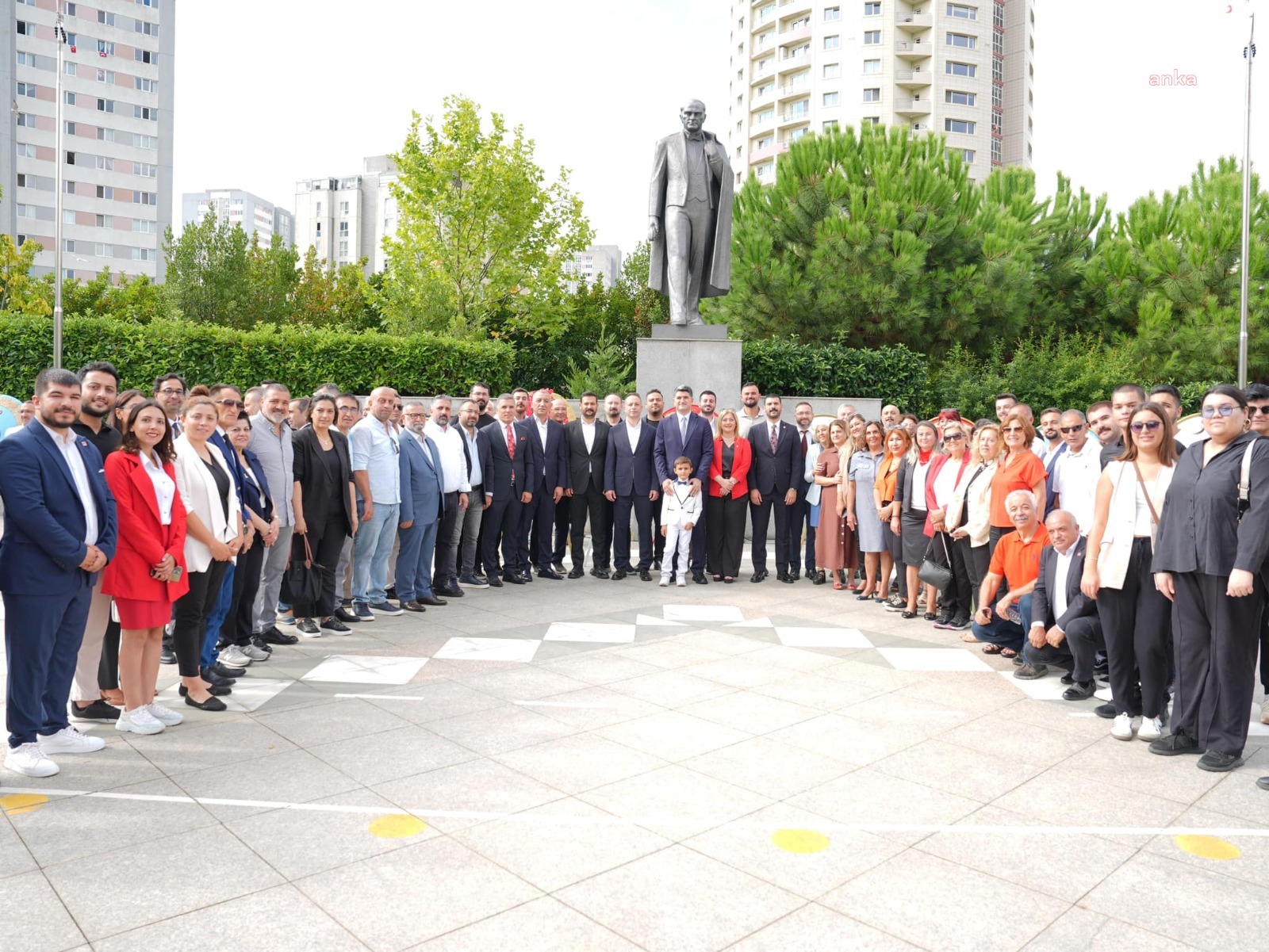 Ataşehir’de Atatürk Anıtı’na çelenk sunuldu