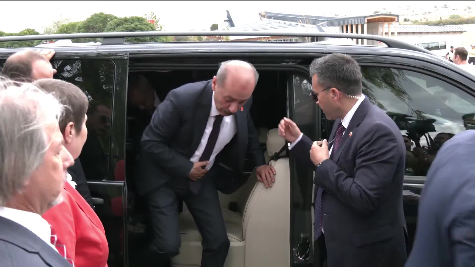 Özgür Özel: "Biz iktidarımızda bir partinin genel başkanı geldiyse resmi törende konuşturacağız"