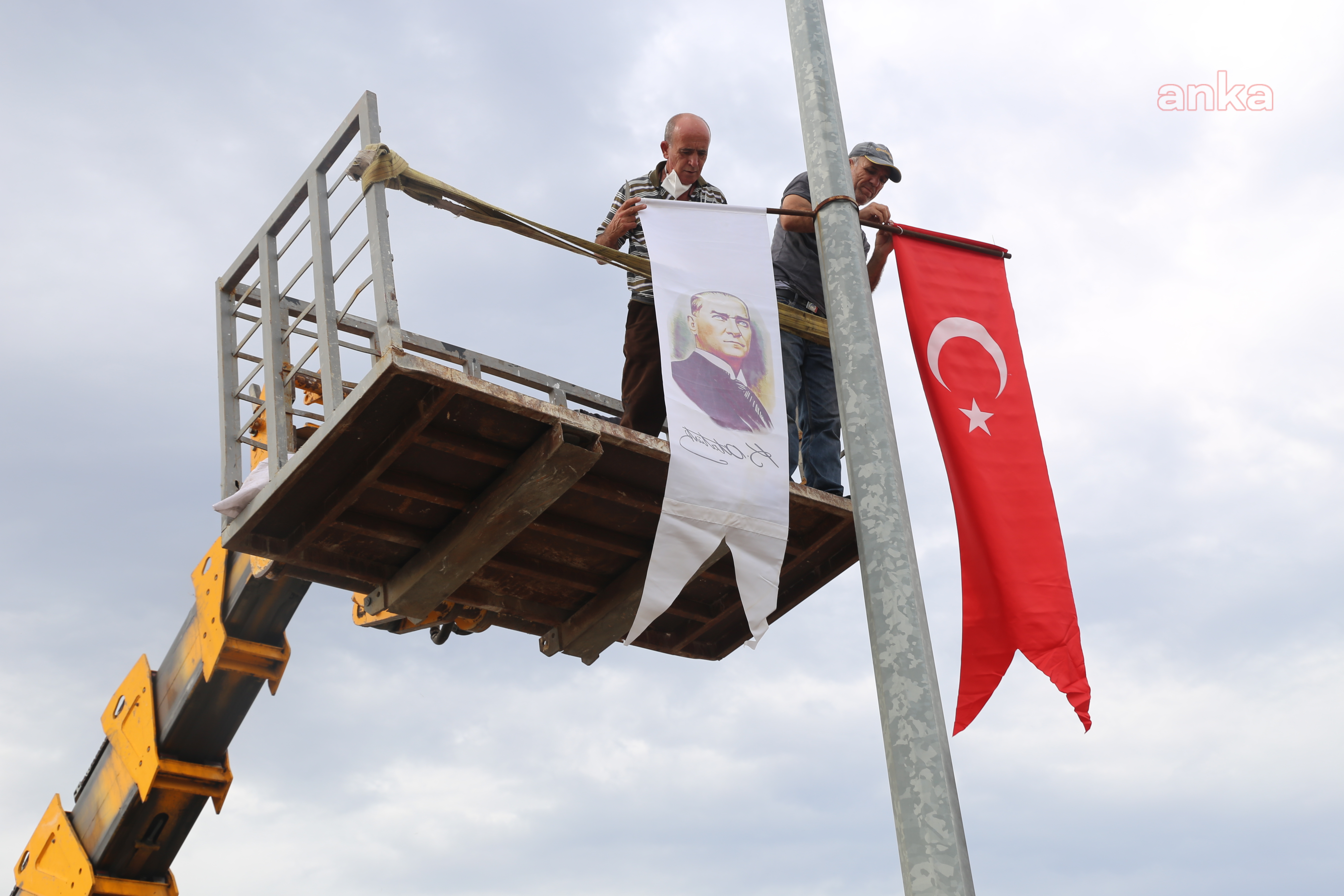 BURHANİYE BAYRAKLARLA DONATILDI