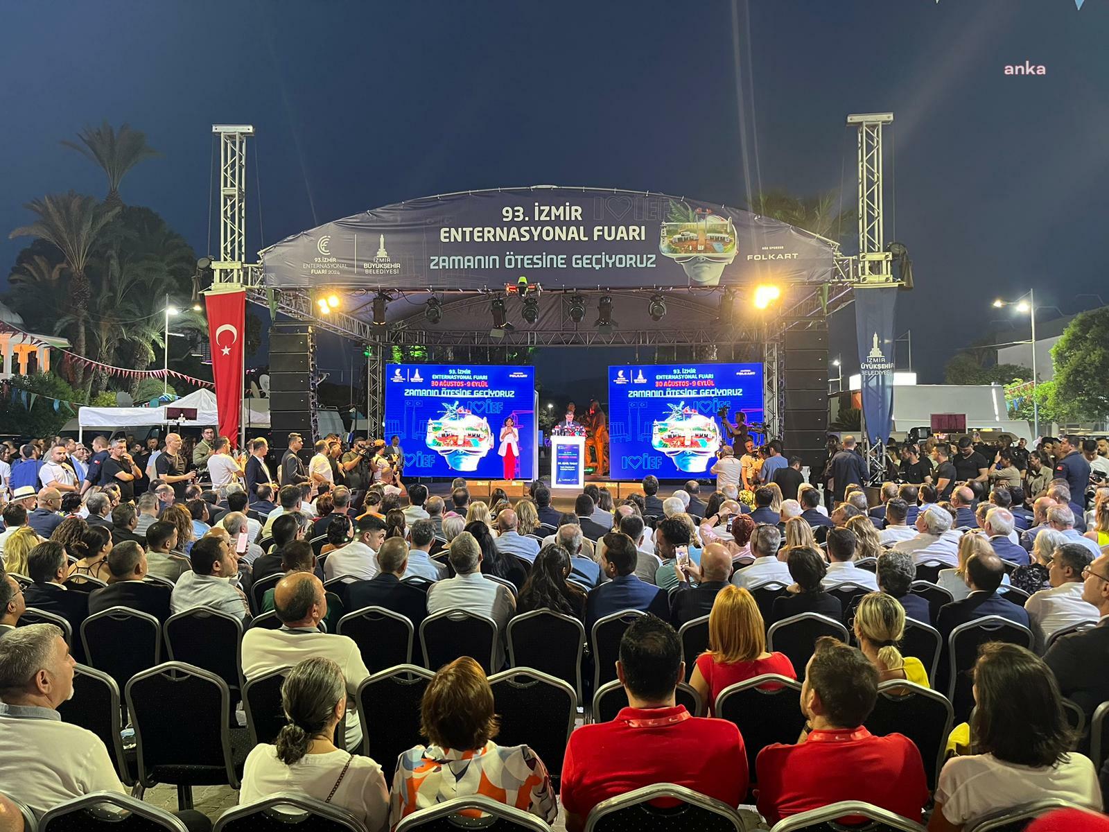 Kapılarını ‘teknoloji’ temasıyla açan İzmir Enternasyonal Fuarı’nda, Sophia sürprizi...