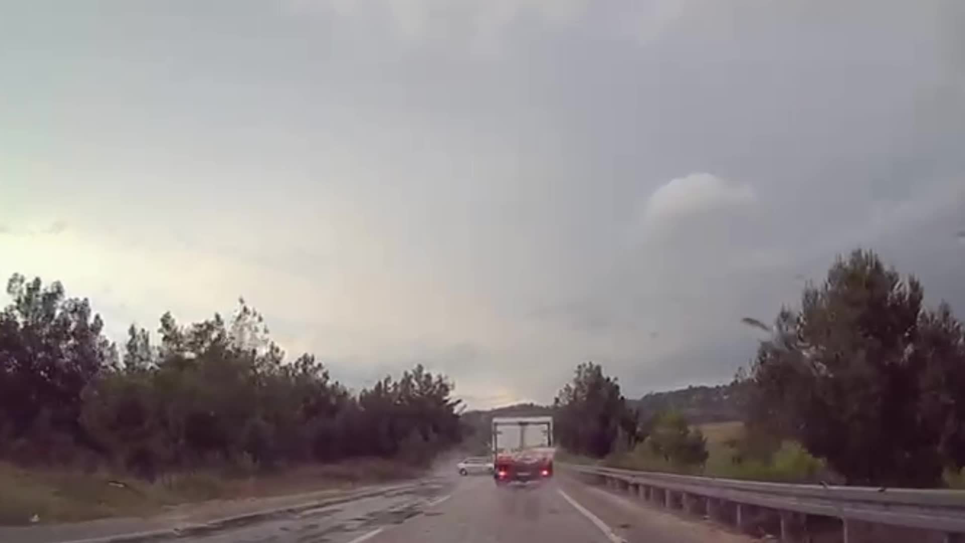 Kadirli'de iki kişinin öldüğü üç kişinin yaralandığı trafik kazası anı bir araç kamerasına yansıdı