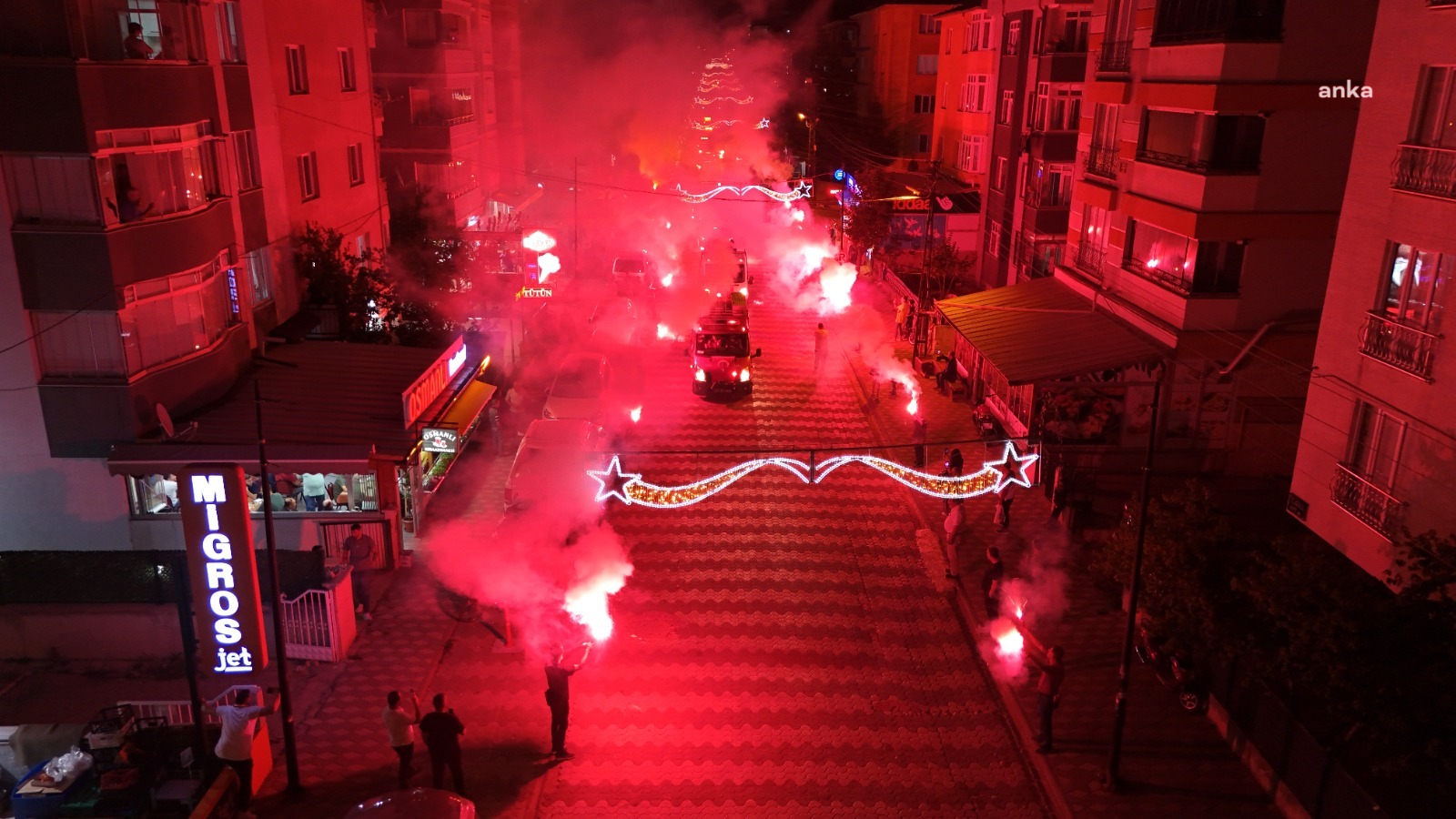 Bozüyük’te 30 Ağustos Zafer Bayramı kutlamaları kapsamında düzenlenen araç konvoyu renkli görüntüler oluşturdu