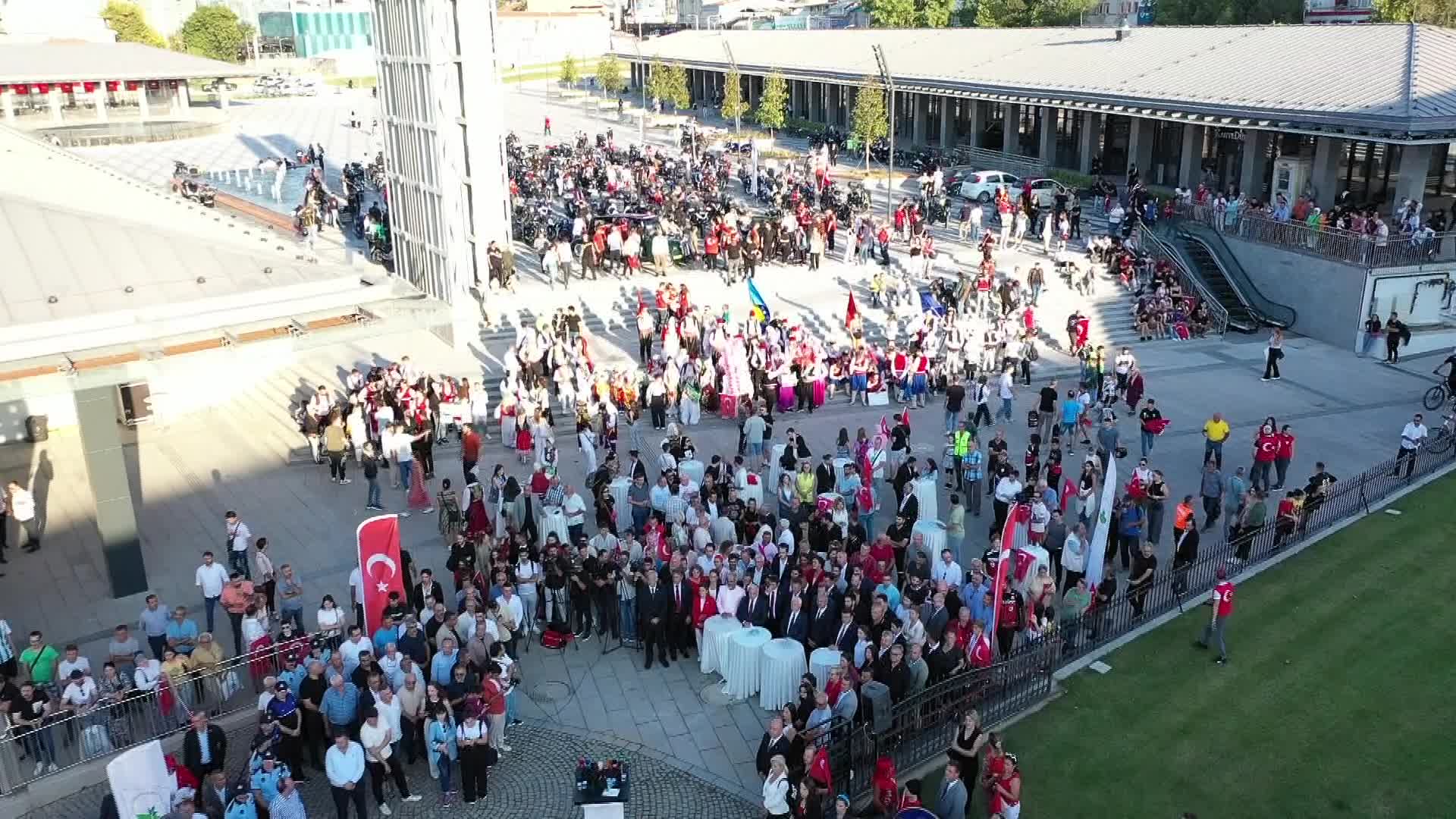 Osmangazi Belediyesi, Zafer Bayramı coşkusunu Atatürk Anıtı ile taçlandırdı