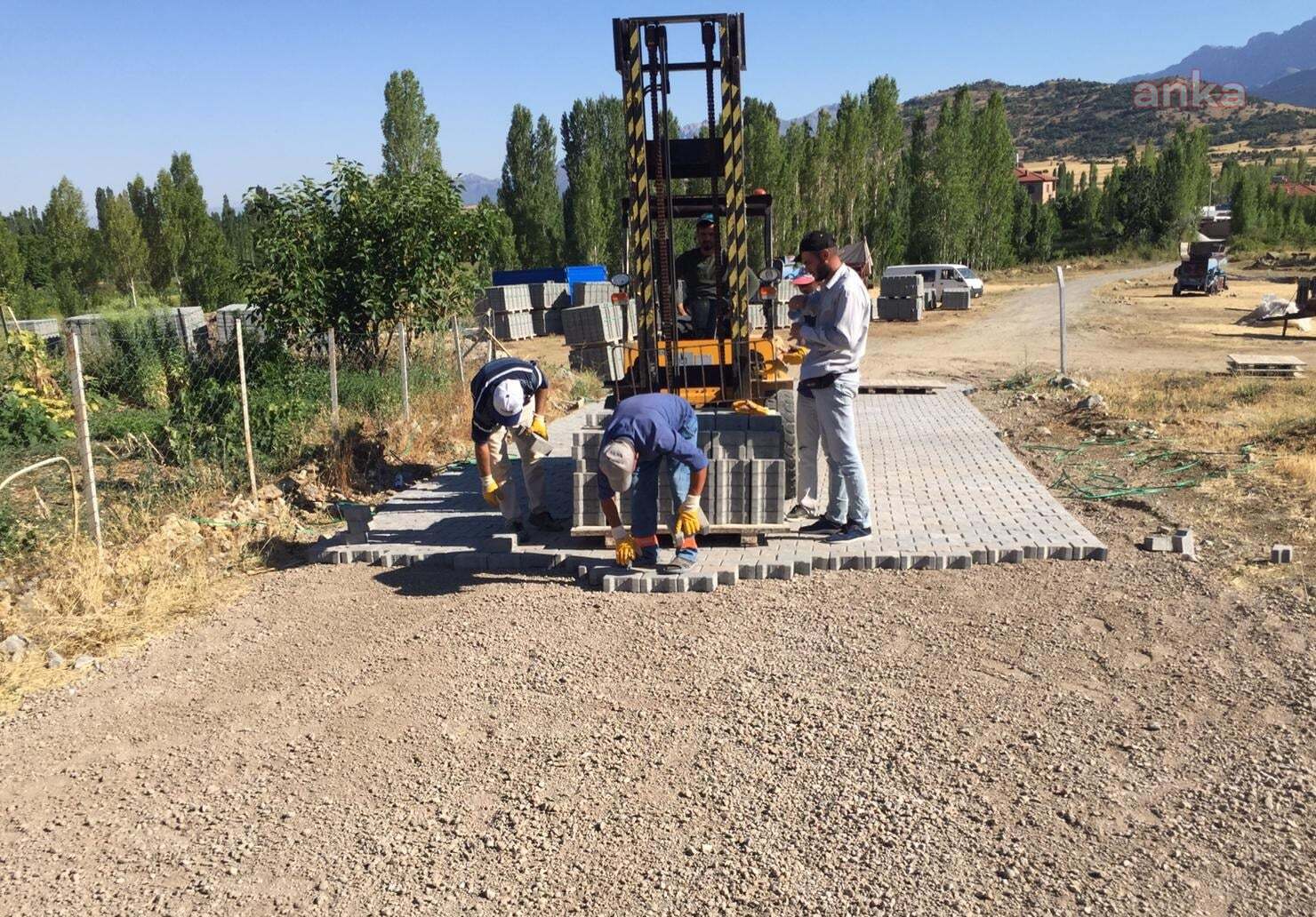 SEYDİŞEHİR’İN KIRSAL MAHALLELERİNDE PARKE DÖŞEME ÇALIŞMALARI SÜRÜYOR
