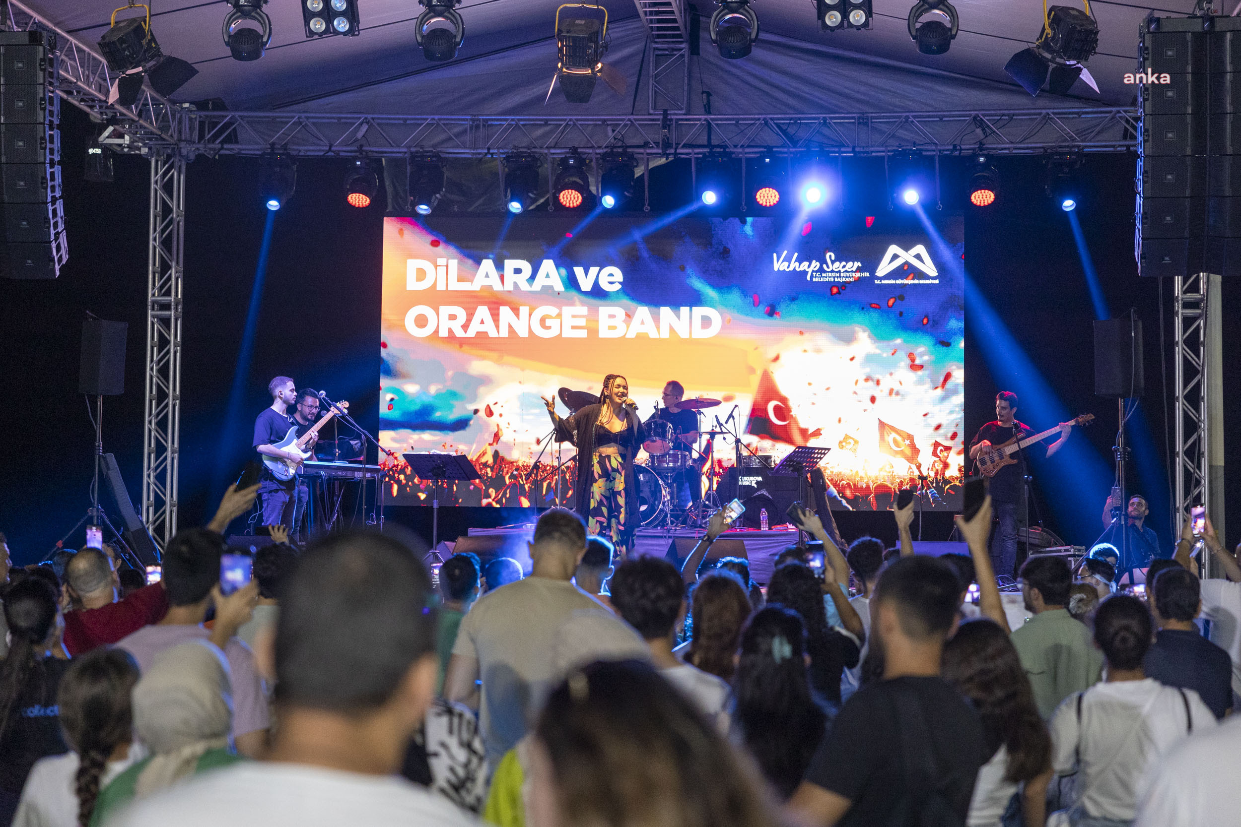 Mersin Büyükşehir Belediyesi, Zafer Bayramı coşkusunu konserlerle taçlandırdı