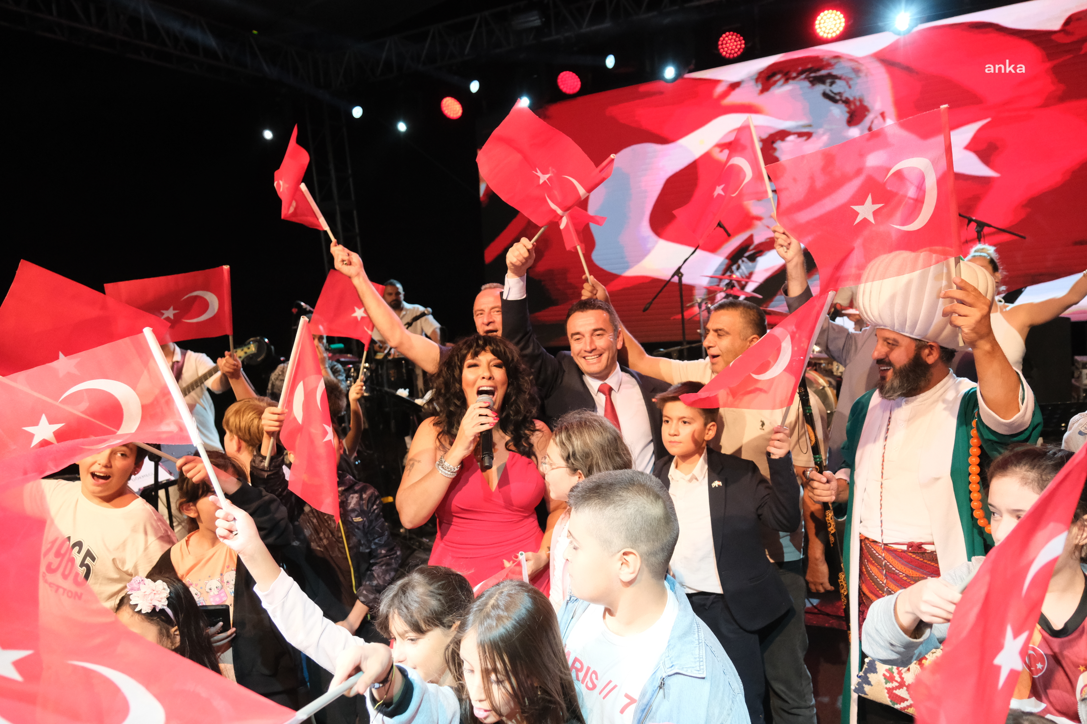 Sivrihisar’da 30 Ağustos kutlamalarında Işın Karaca sahne aldı