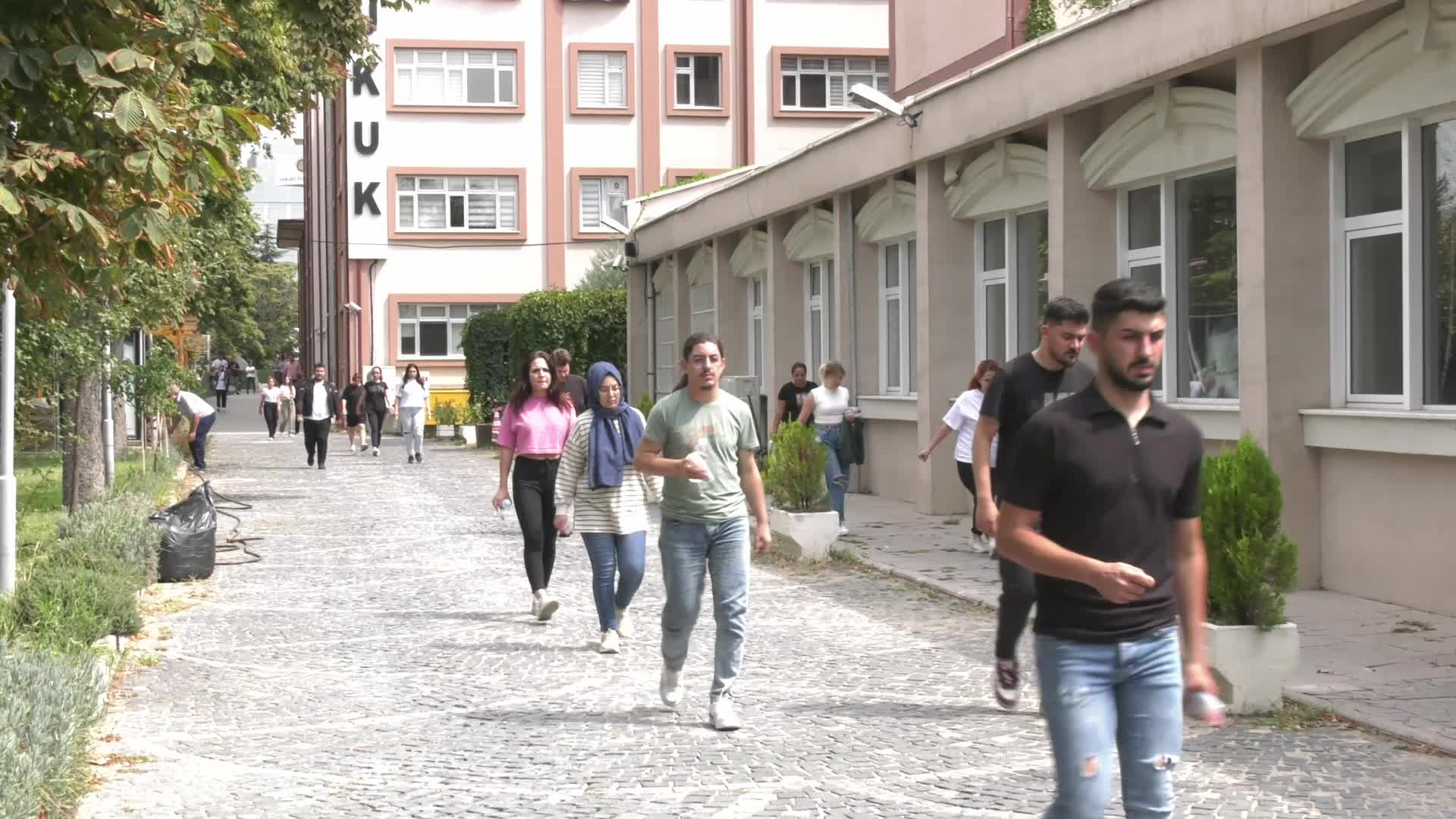 KPSS Ön Lisans Sınavı sona erdi... Veli ve öğrencilerden kamuda personel alımının kısıtlanmasına tepki "Gençler bitti artık. Ölüyoruz, tükendik"