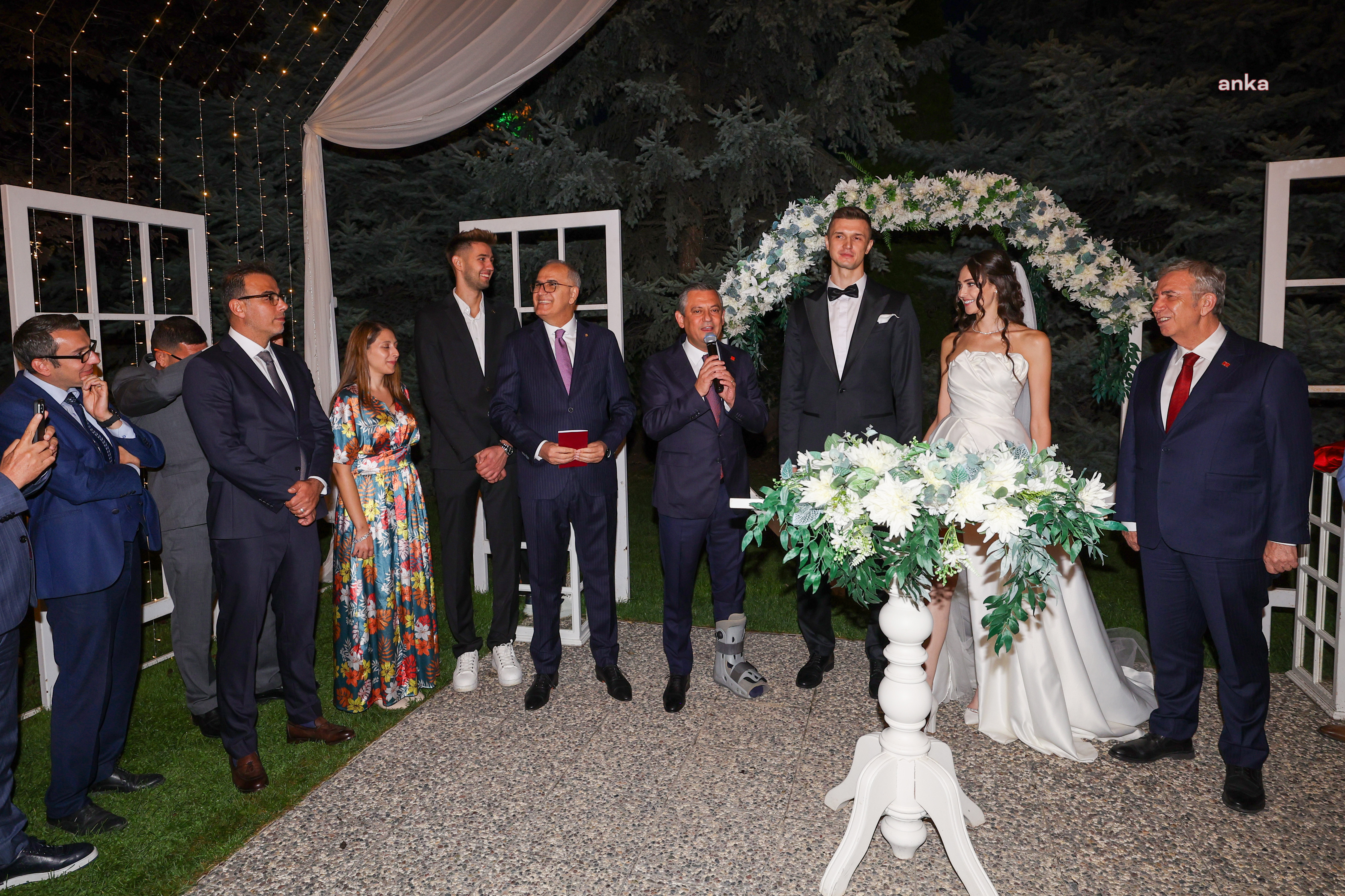 CHP Lideri Özel, İrem Yaman ve Mert Matic’in nikah şahitliğini yaptı, Yaman'a parti rozeti taktı