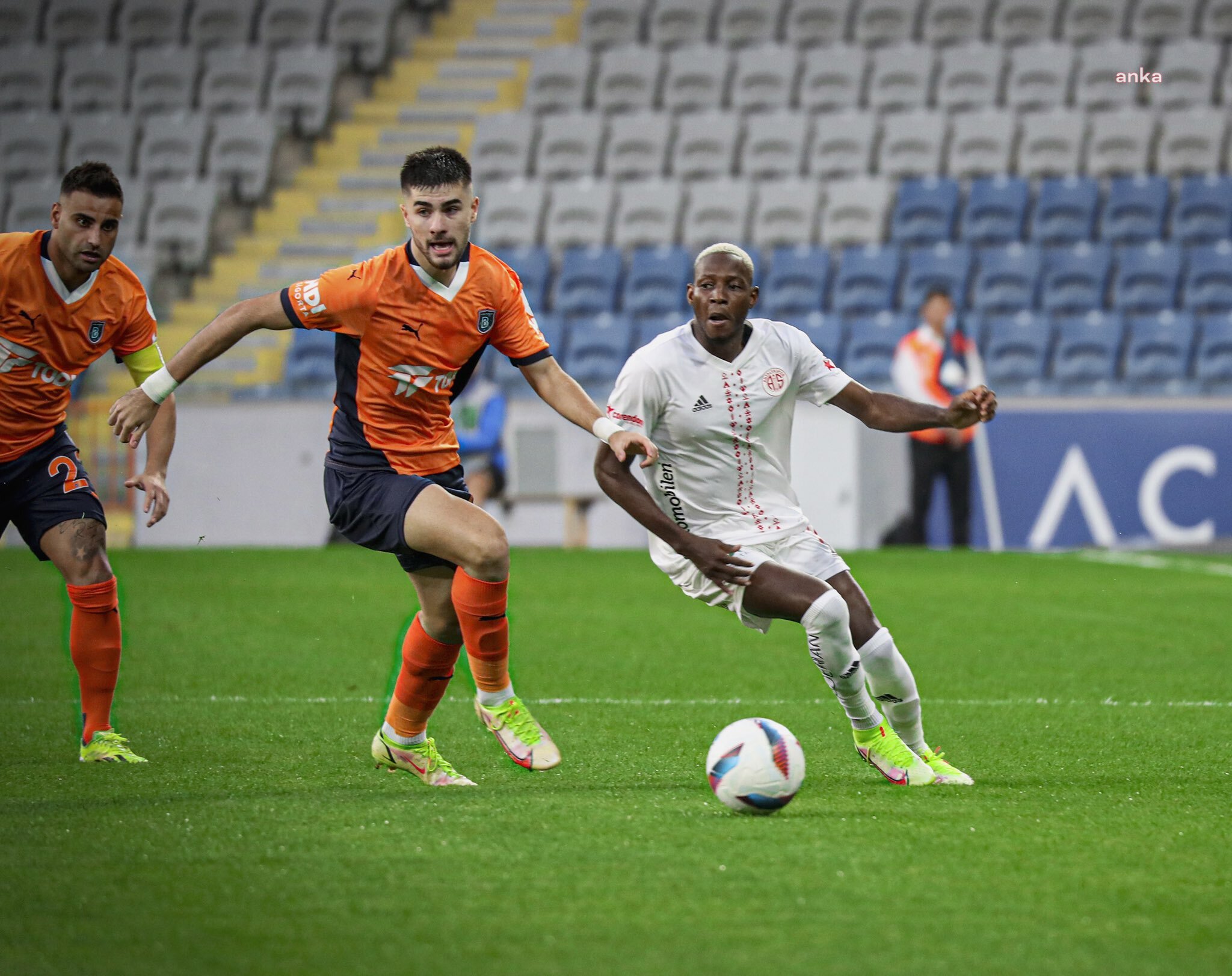 Başakşehir sahasında Antalyaspor'u 5-2 mağlup etti.