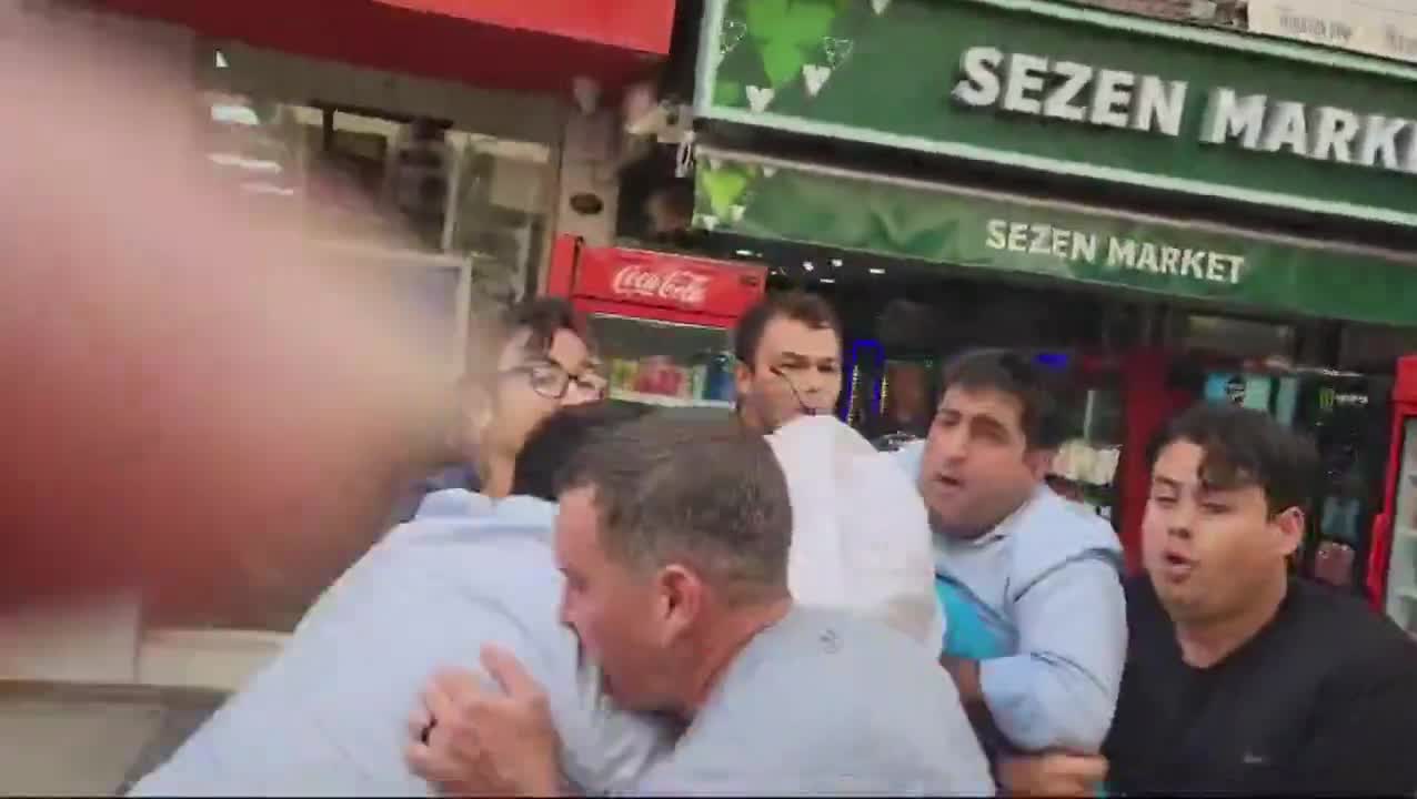 İzmir'de ABD'nin taarruz gemisinde görevli asker olduğu iddia edilen kişinin kafasına çuval geçirildi